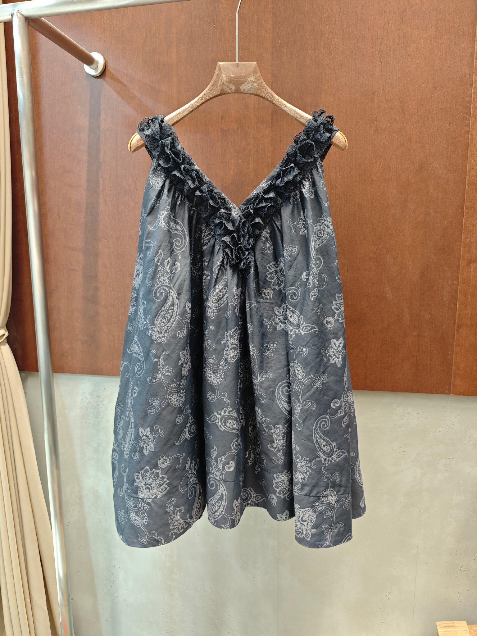 NO:909725,Nd 2026 new summer dress imported mulberry silk lace deep V sml real photos,,skirts,19860909Nd 2026夏季新款连衣裙 进口桑蚕丝 花边深V sml实拍图,,skirts,,Women's clothing