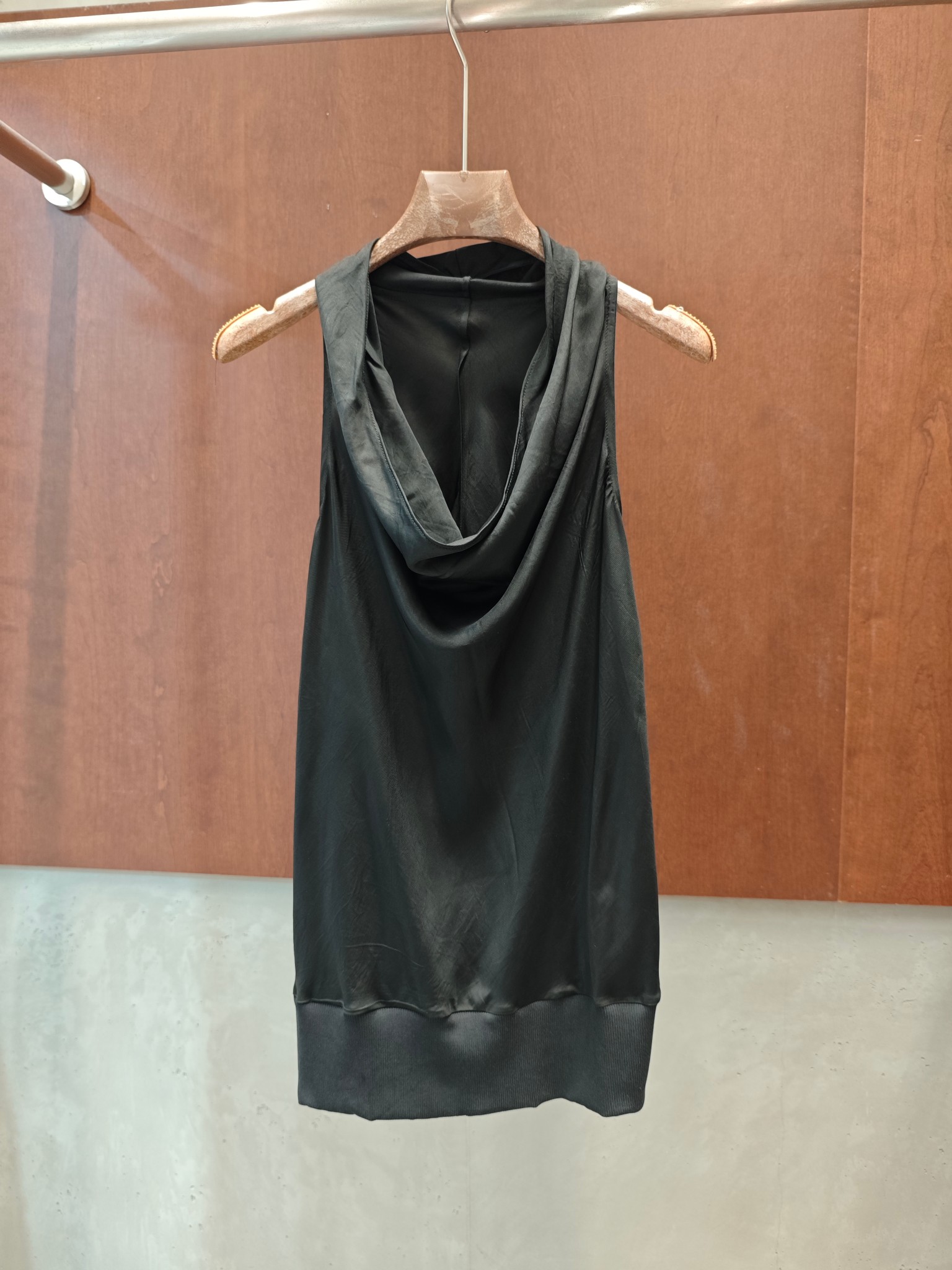 NO:909728,RA 2026 summer new sleeveless top, drape collar design, acetate matte satin fabric, versatile for daily commuting, sml real photos,,19860909RA 2026夏季新款无袖上衣 垂感荡领设计 醋酸哑光缎面面料 日常通勤百搭款 sml实拍图,,,Women's clothing