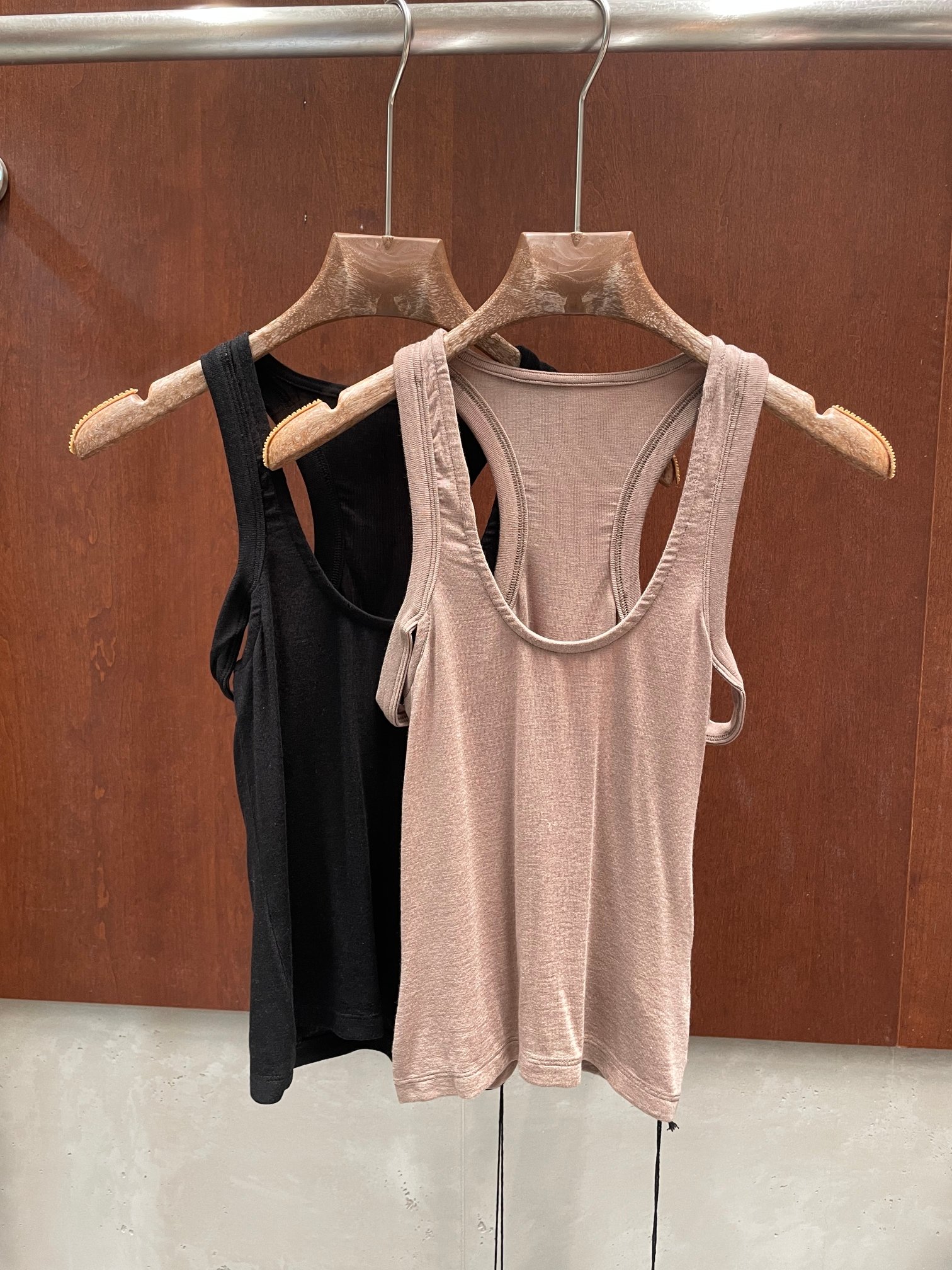 NO:911087,OW 2026 summer new style irregular small vest, careful design, two colors and three codes, sml real shot,,19860909OW 2026夏季新款不规则小背心 小心机设计 两色三码 sml实拍图,,,Women's clothing