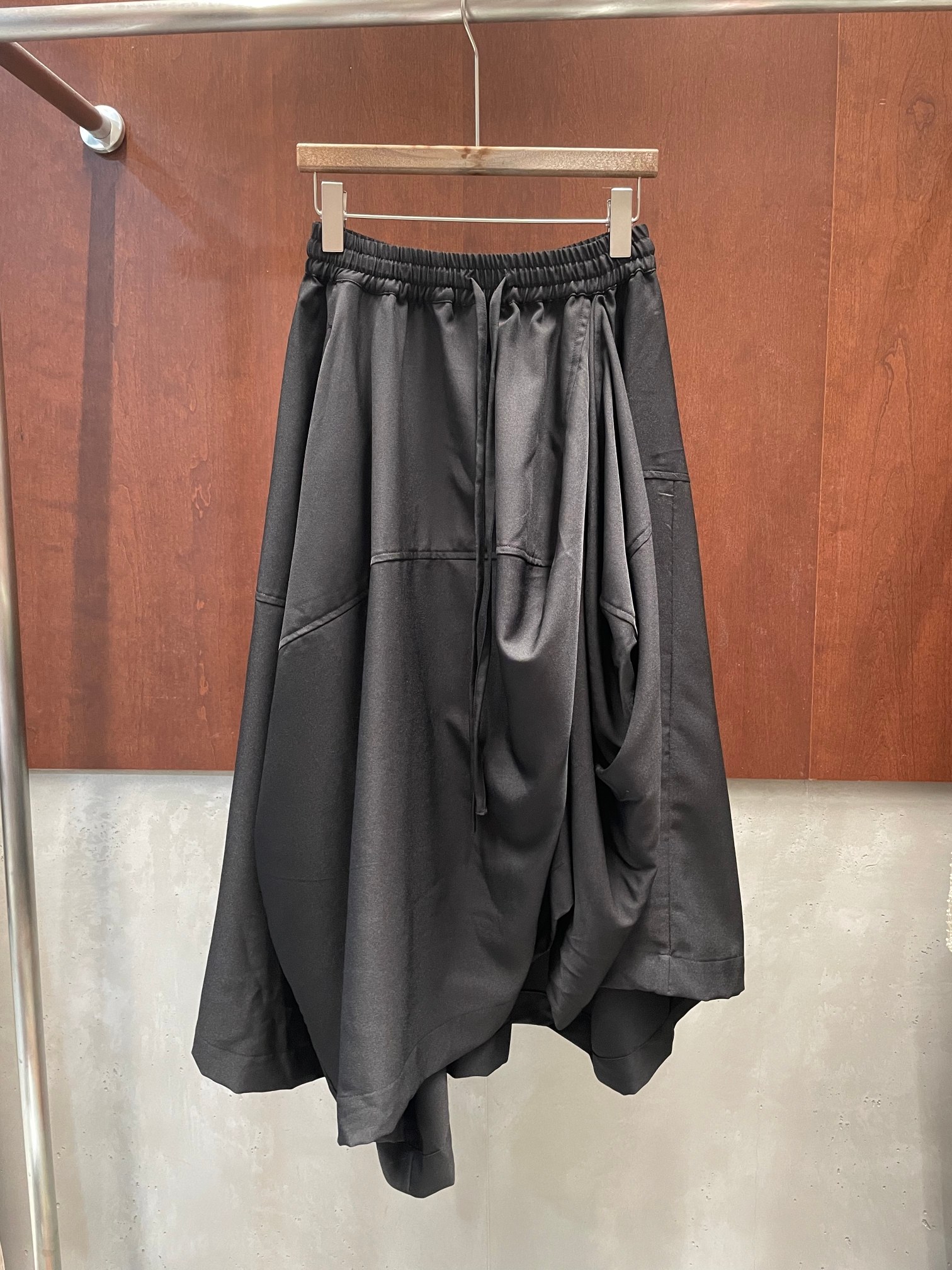 NO:911077,ys 2026 early autumn new skirt, irregular pleat design, Japanese trend, sml real photos,,skirts,19860909ys 2026早秋新款半裙 不规则褶皱设计 日式潮流 sml实拍图,,skirts,,Women's clothing