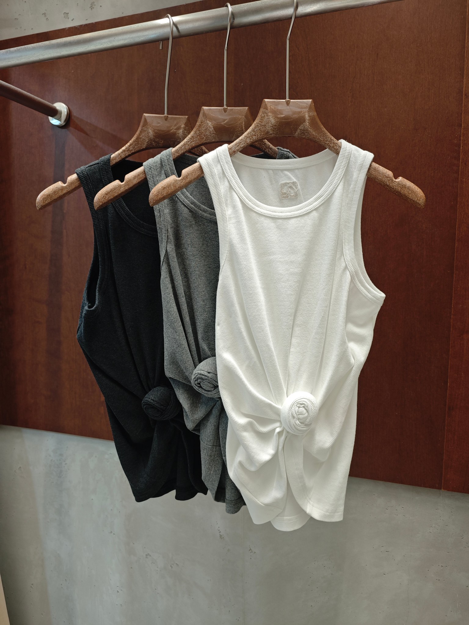 NO:929059,magda butrym 2026 summer new knotted vest, classic running style, three colors and three sizes, sml real photos,,19860909magda butrym 2026夏季新款打结背心 经典跑量款 三色三码 sml 实拍图,,,Women's clothing