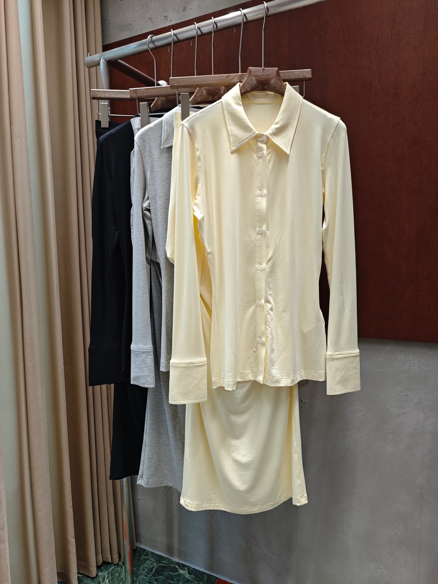NO:932178,toteme 2026 early autumn new skirt. The pleats can be adjusted freely. Three colors and three codes. 343638 Actual pictures,,skirts,19860909toteme 2026早秋新款半裙 褶皱可以自由调节群长 三色三码 343638 实拍图,,skirts,,Women's clothing