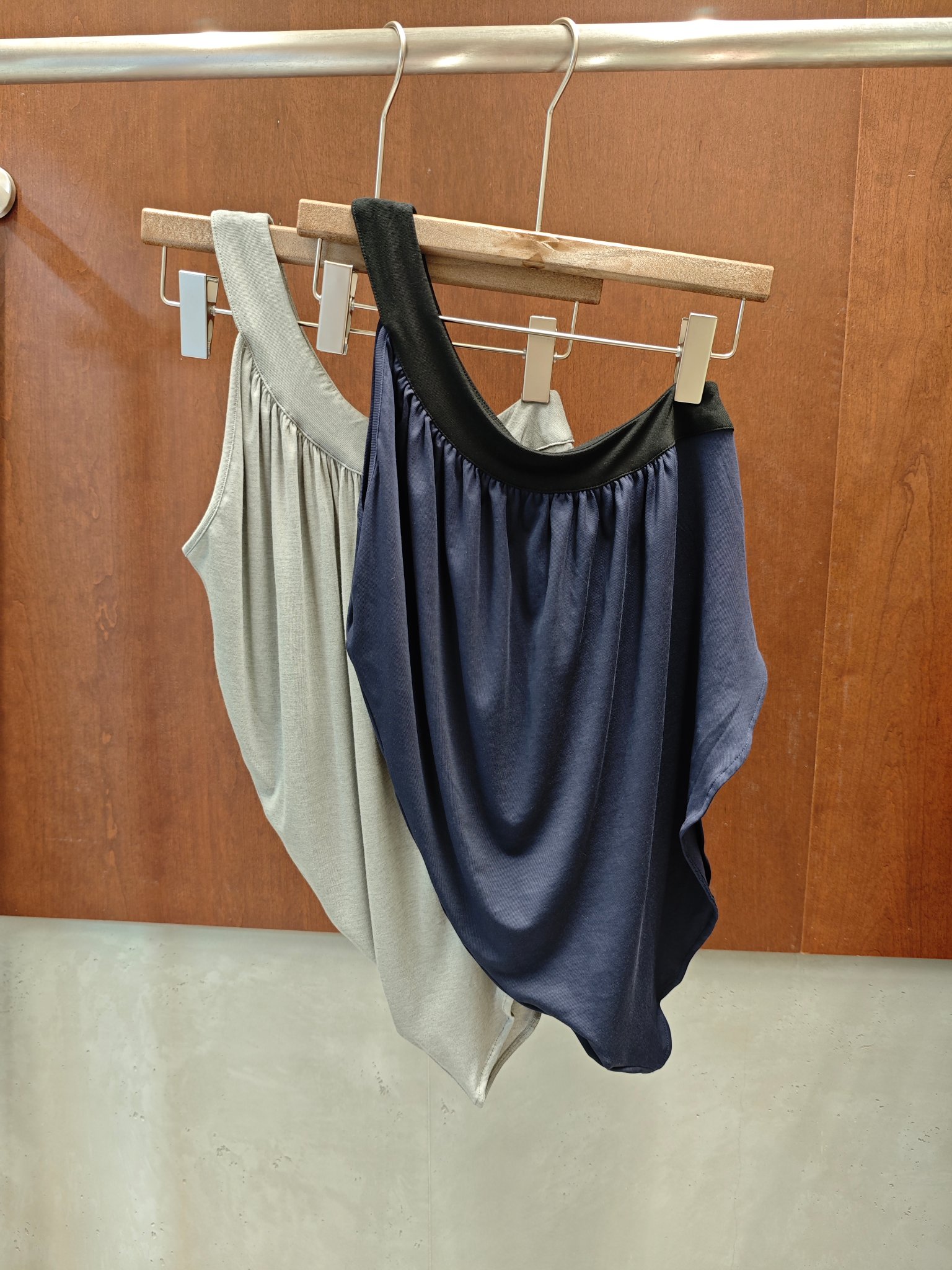 NO:933247,RA 2026 new summer slanted shoulder top, summer must-have, super stylish, two colors and three sizes, sml real photos,,19860909RA 2026夏季新款斜肩上衣 夏季必备款 超级洋气 两色三码 sml 实拍图,,,Women's clothing