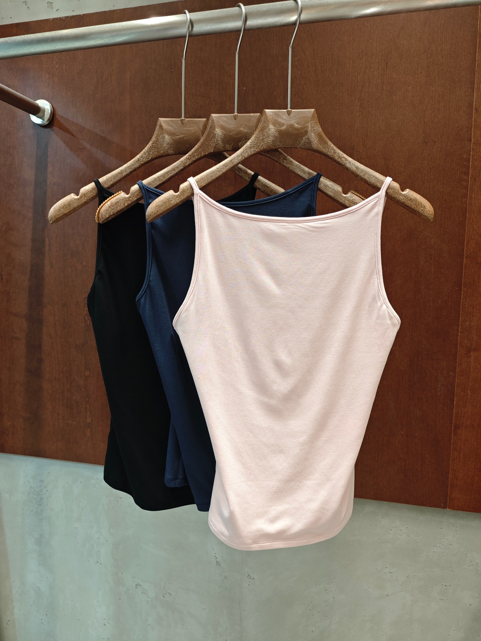 NO:944230,RA 2026 new summer sling, one-line collar sling, light and breathable modal double-layer fabric, three colors and three codes, sml real shot,,19860909RA 2026夏季新款吊带 一字领吊带轻盈透气莫代尔双层面料 三色三码 sml 实拍图,,,Women's clothing