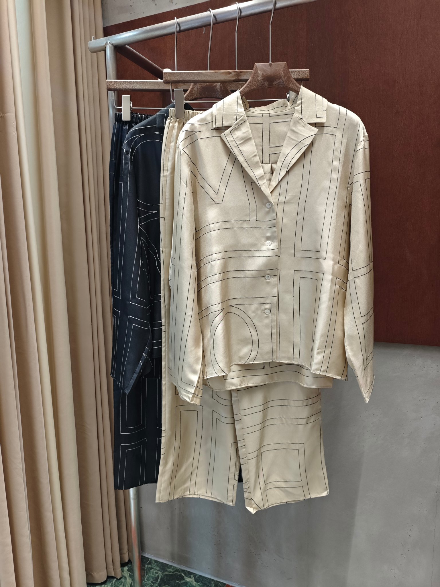 NO:954608,toteme 2026 early autumn new suit, real silk, high-end quality, can be sold separately, black apricot xssm pants real photos,,real silk,19860909toteme 2026早秋新款套装 真丝 高端品质 可以分开售卖 黑色杏色 xssm 裤子实拍图,,real silk,,Women's clothing