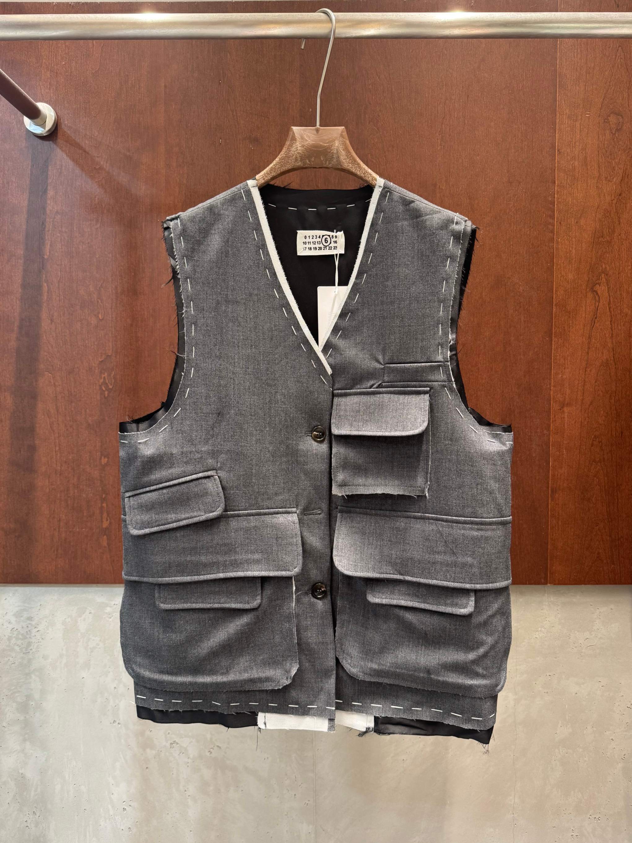 NO:956630,mm6 2026 early autumn new work vest, loose fit, super handsome, sml real photos, masion margiela,19860909mm6 2026早秋新款工装马甲 宽松版型 超级帅气呢 sml 实拍图,,masion margiela,,Women's clothing