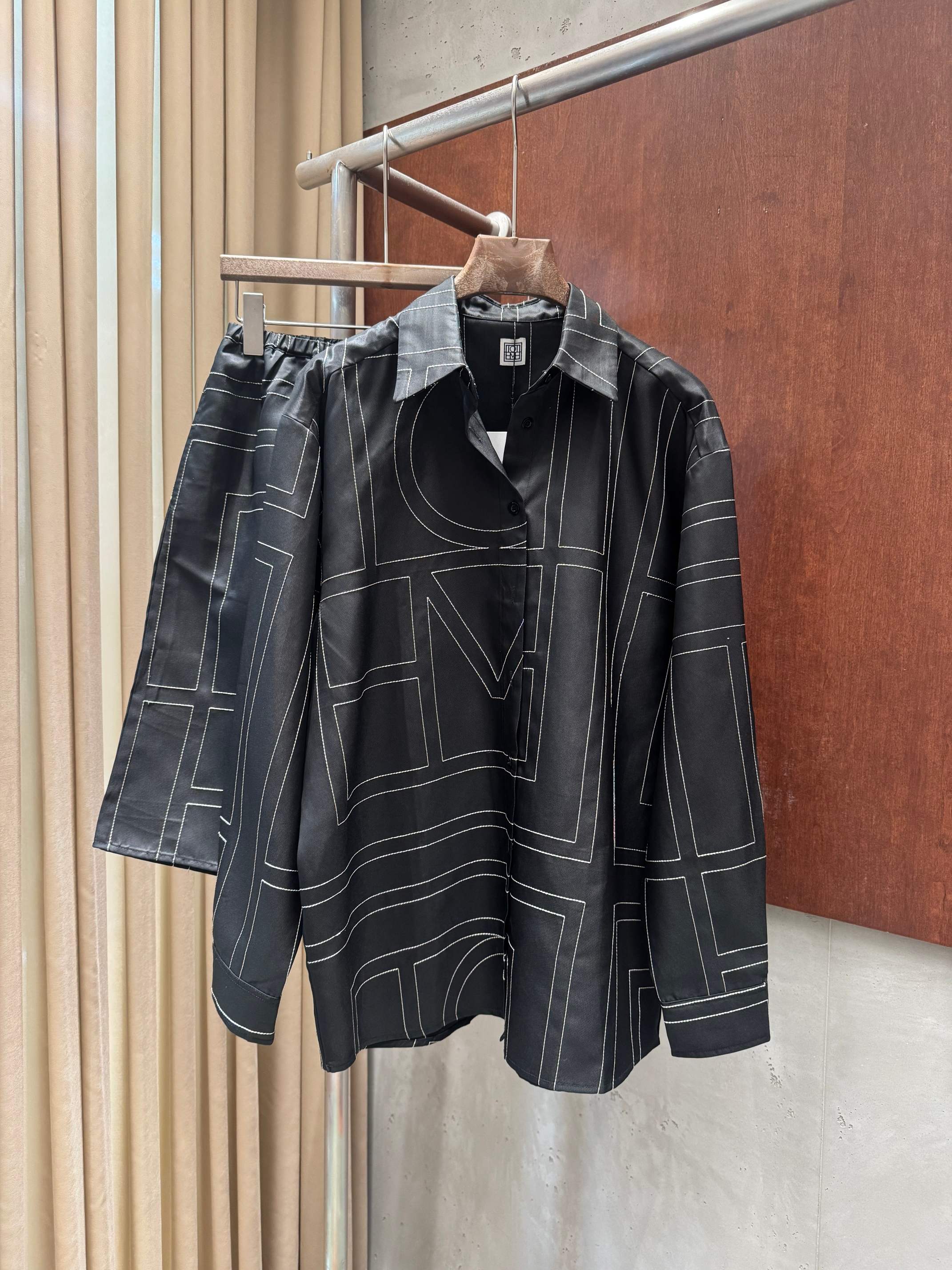 NO:957693,toteme 2026 autumn and winter new suit embroidery and thread extension of the brand's classic series can be sold separately 34 36 38 p (fabric rayon + tencel) real photos of pants,,19860909toteme 2026秋冬新款套装 刺绣走线 品牌经典系列延伸款 可以分开售卖 34 36 38 p（面料人丝+天丝）裤子实拍图,,,Women's clothing