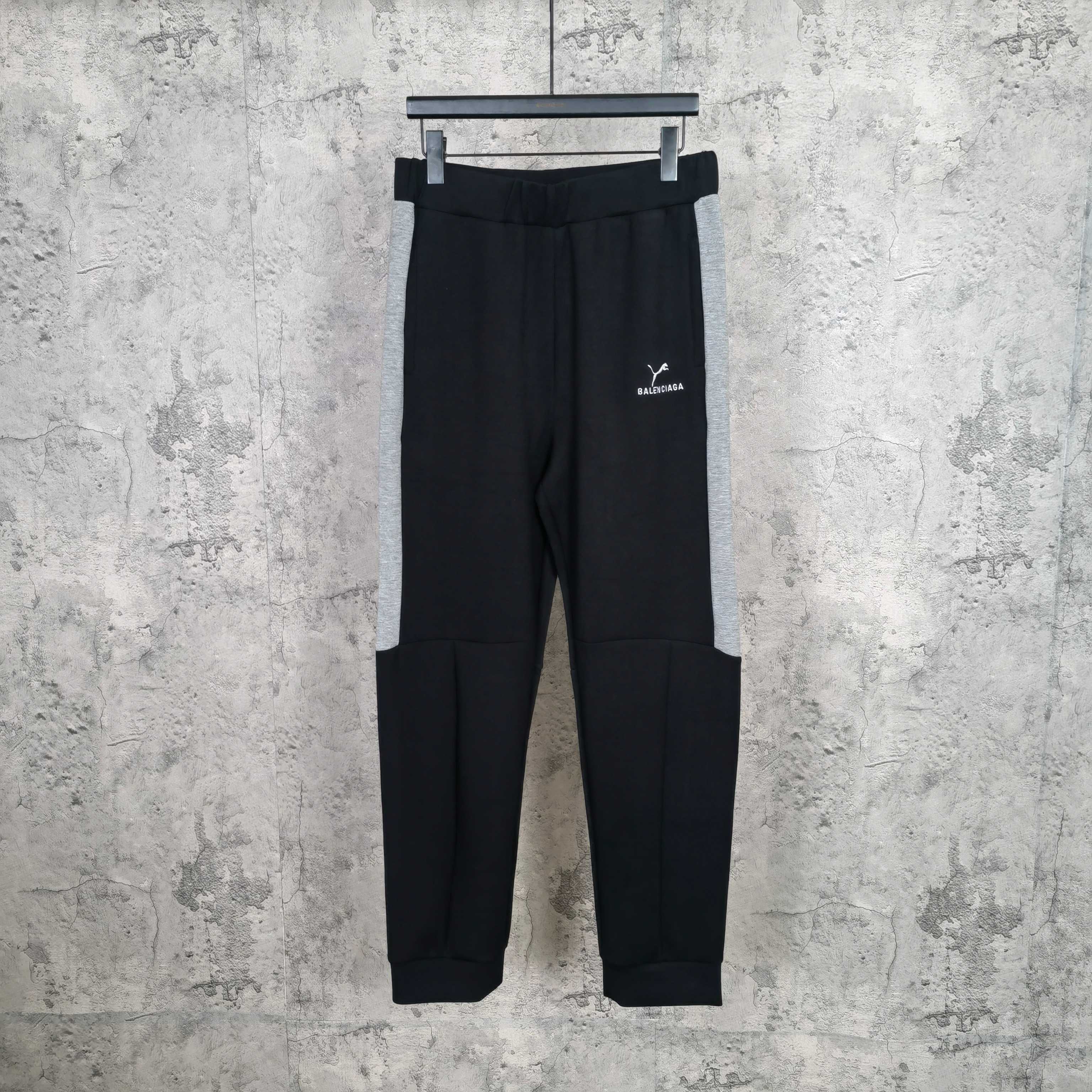 🅿️135
BLCG × PUMA彪马
PUMA LARGE TRACKSUIT PANTS IN BLACK/RED 25FALL 联名合作款彪马徽标刺绣运动裤小脚裤
颜色:  灰黑拼接
尺码:  1-2-3