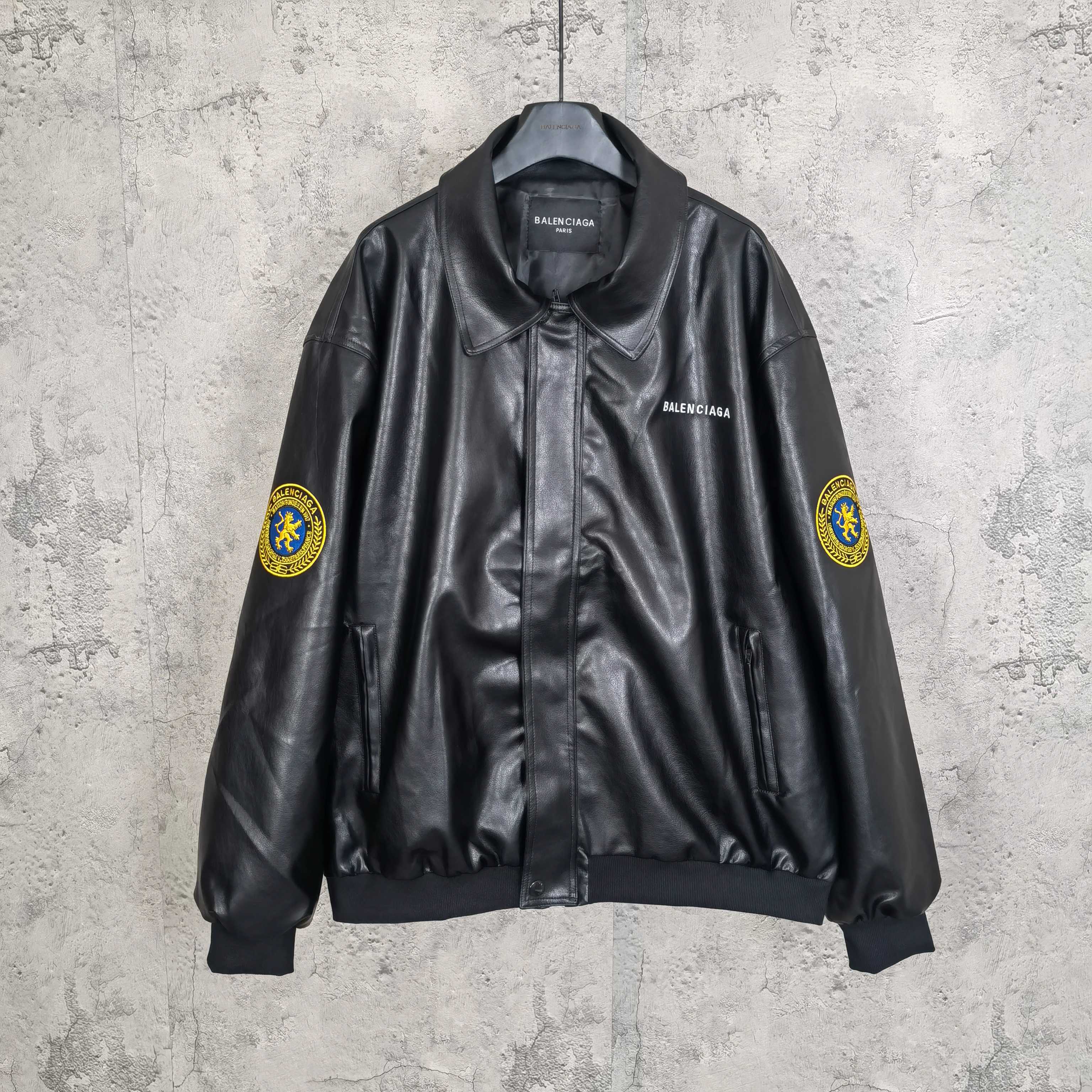 💰275 BLCG MEN'S TAXI JACKET IN BLACK 25Fall秋冬系列圆标徽章刺绣飞行员夹克皮衣外套 颜色:黑色 尺码:1-2-3