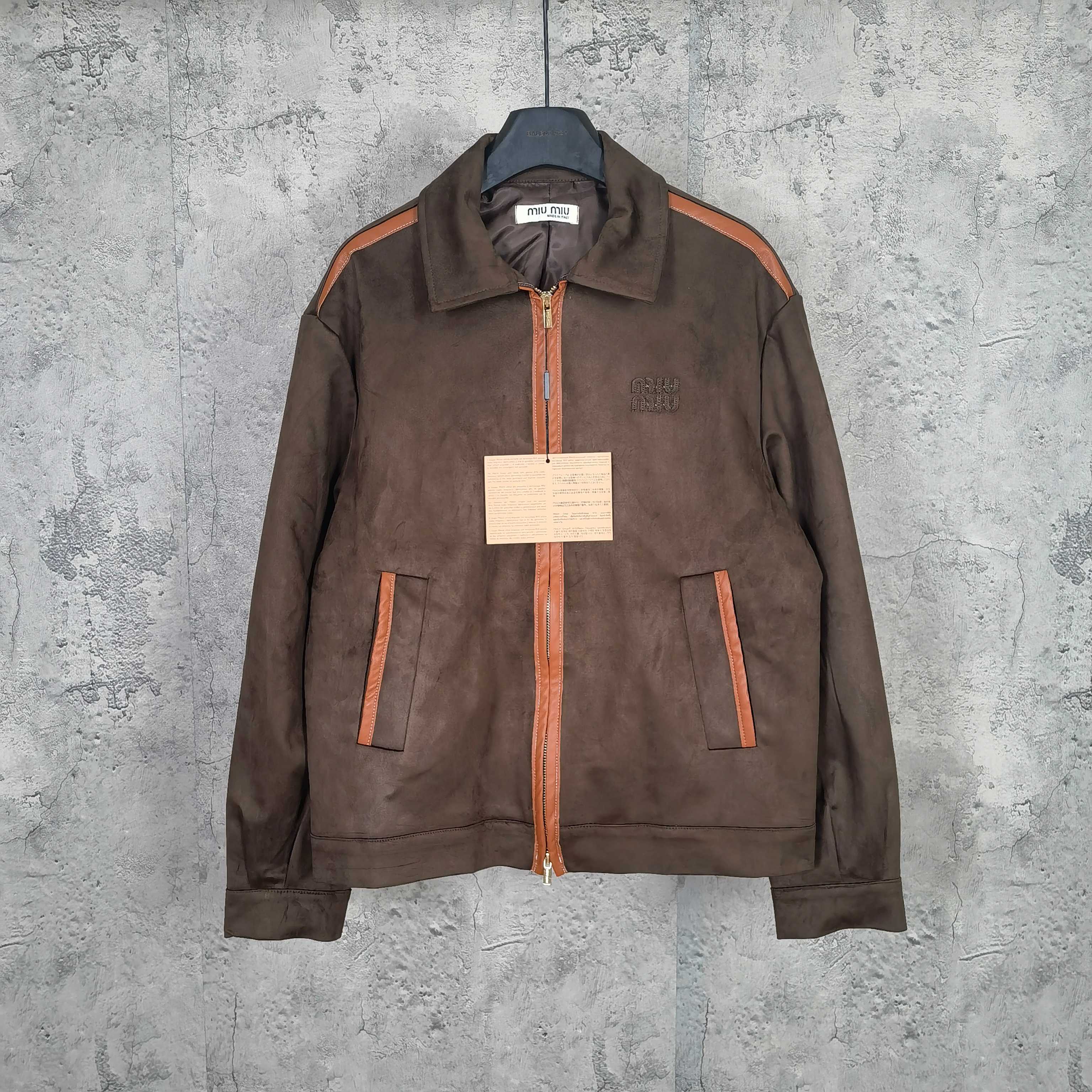 🅿️205 MiuMiu 25FALL新品系列少女可露丽风翻领夹克皮外套🤎定制麂皮绒面工艺 知识分子复古棕色系麂皮绒 双开拉链设计 超级叠搭神器 撞色拼皮包边工艺 经典overzise宽松版型上身巨显瘦,甜酷的时髦少女衣橱必备气质单品 尺码:S M L