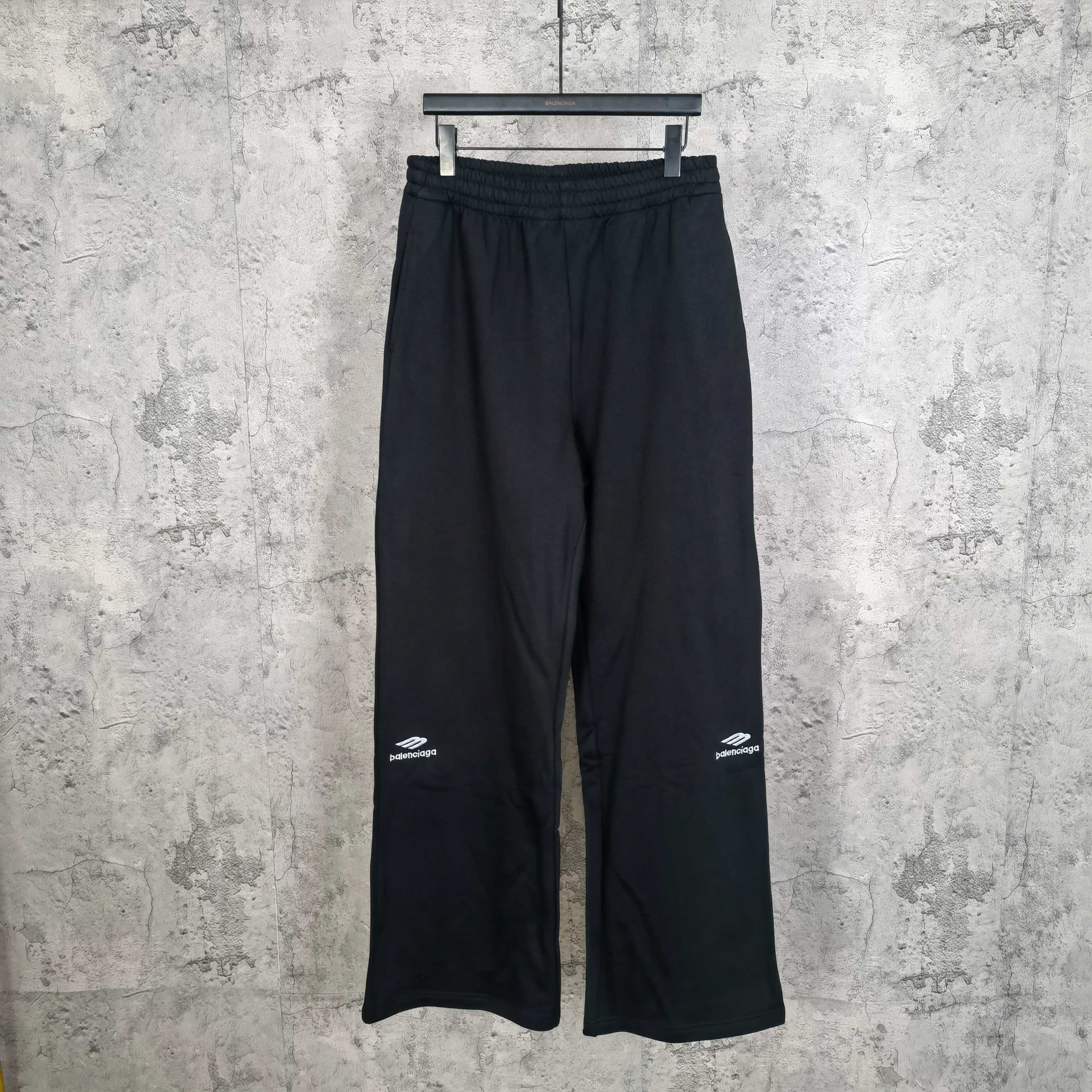 💰170 
BLCG
3B SPORTS ICON SWEATPANTS IN WASHED BLACK 26滑雪系列3M刺绣加绒抓绒运动裤卫裤阔腿裤
颜色：黑色 
码数:  1-2-3