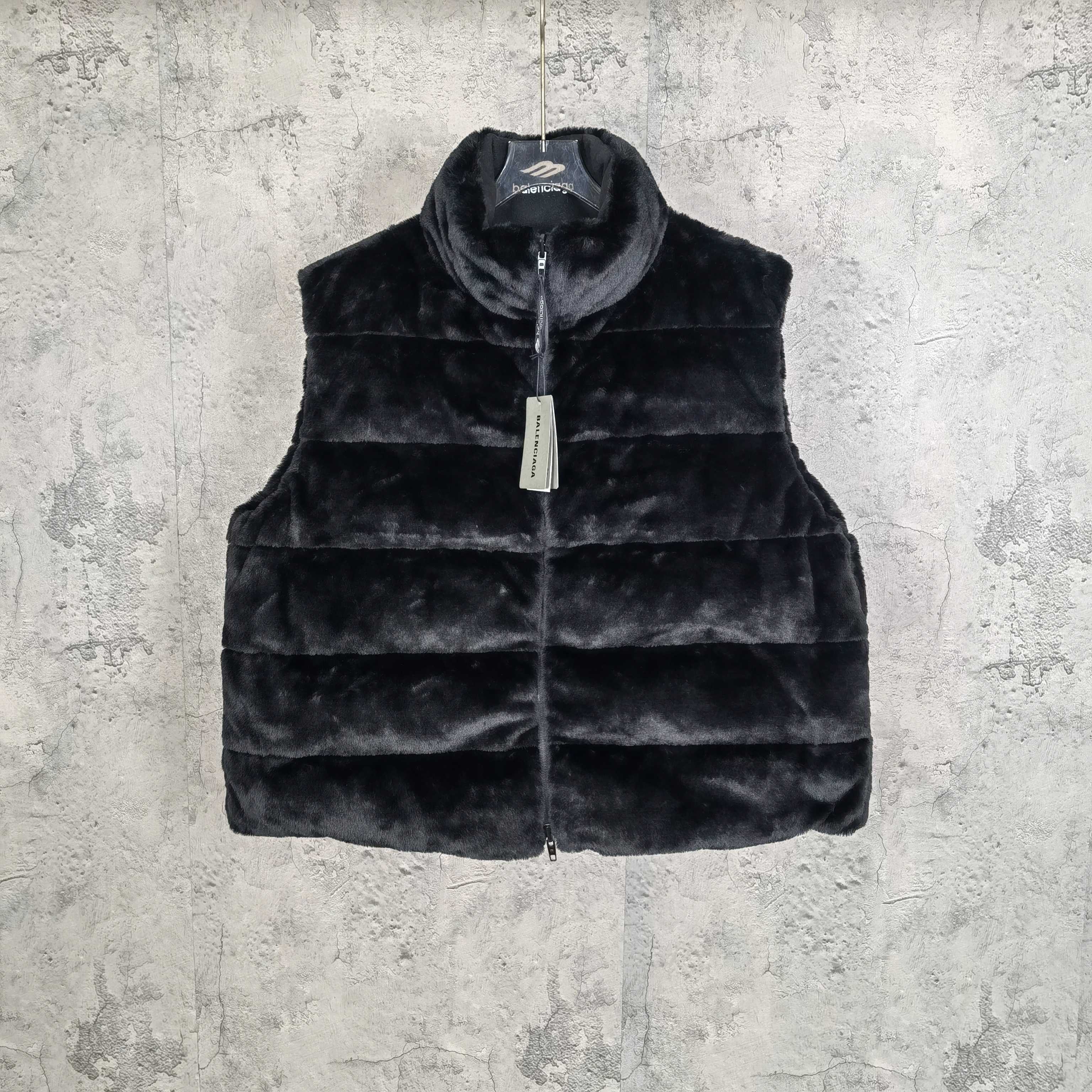 💰330 
BLCG 【顶级版本双面穿】
3B SPORTS ICON SKI PUFFER IN BLACK 25Fall 滑雪⛷️系列新品字母刺绣双面穿皮草棉服马甲拉链外套
颜色：黑色
码数：1-2-3