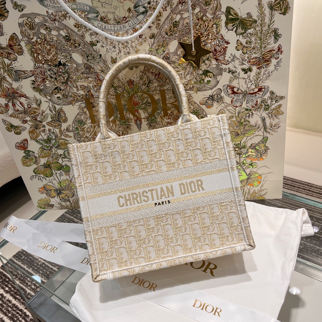 Dorado 𝘿 𝘽𝙤𝙤𝙠 𝙩𝙤𝙩𝙚 Versión alta exclusiva Viene con 🦋Bolsa de regalo de Navidad Teñido de hilo muy bueno Trab…