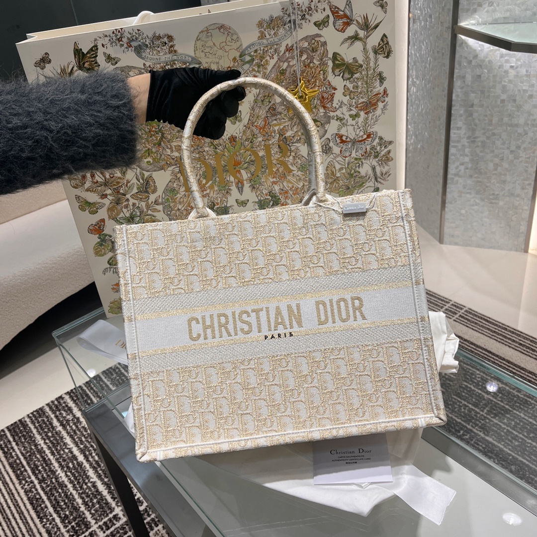 Dorado 𝘿 𝘽𝙤𝙤𝙠 𝙩𝙤𝙩𝙚 Versión alta exclusiva Viene con 🦋Bolsa de regalo de Navidad Teñido de hilo muy bueno Trab…