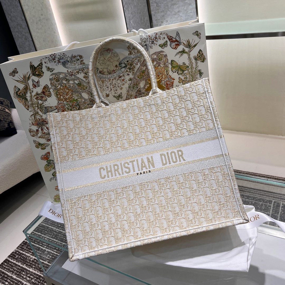 Dorado 𝘿 𝘽𝙤𝙤𝙠 𝙩𝙤𝙩𝙚 Versión alta exclusiva Viene con 🦋Bolsa de regalo de Navidad Teñido de hilo muy bueno Trab…