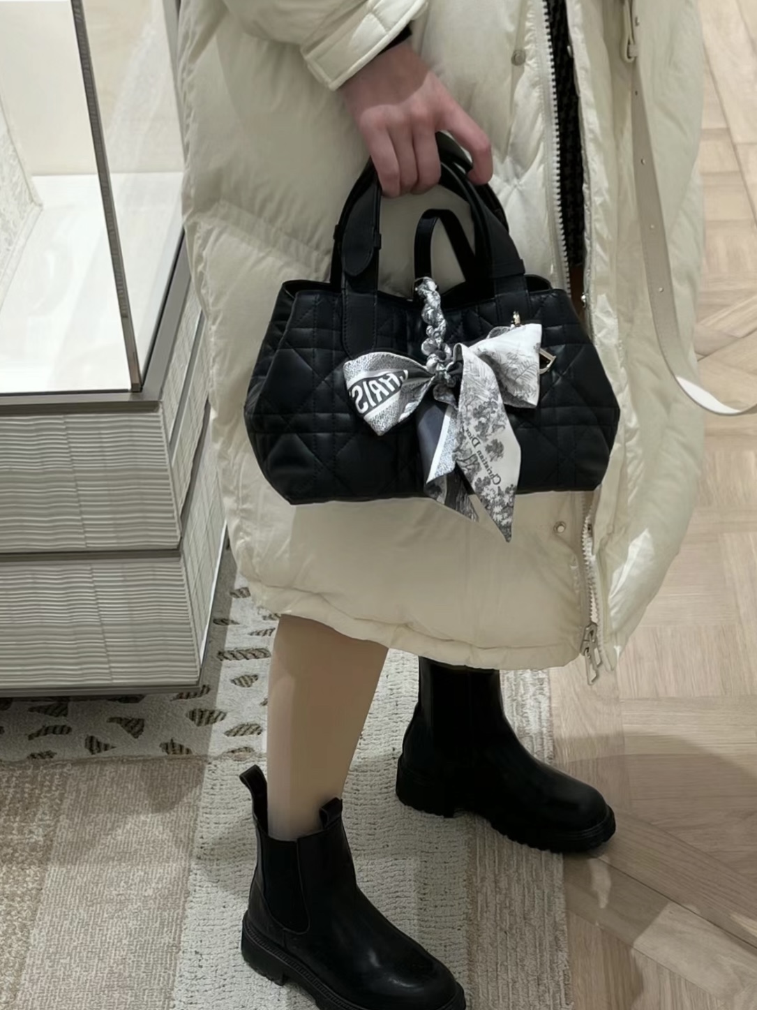 Combínalo con un pañuelo de seda para un estilo sofisticado y cotidiano.
