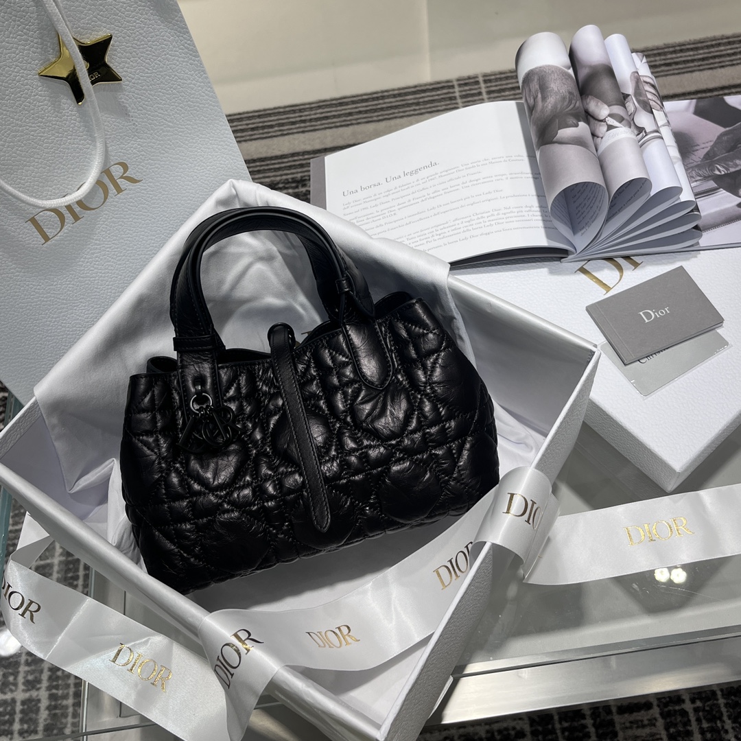 Dio* 𝗧𝗼𝘂𝗷𝗼𝘂𝗿𝘀 Pequeño cuero encerado al aceite negro Personalizado a partir de la tela Cera de aceite importada…