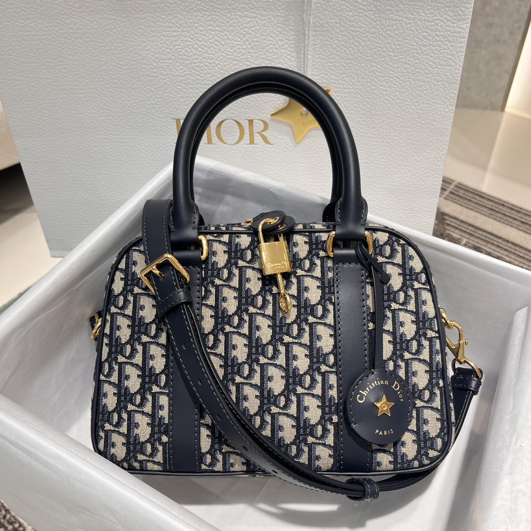 𝗗 -𝗩𝗶𝗯𝗲 Bolso bowling producido por Guangdi, tamaño mediano, material exclusivo de flores antiguas a juego, diseño…