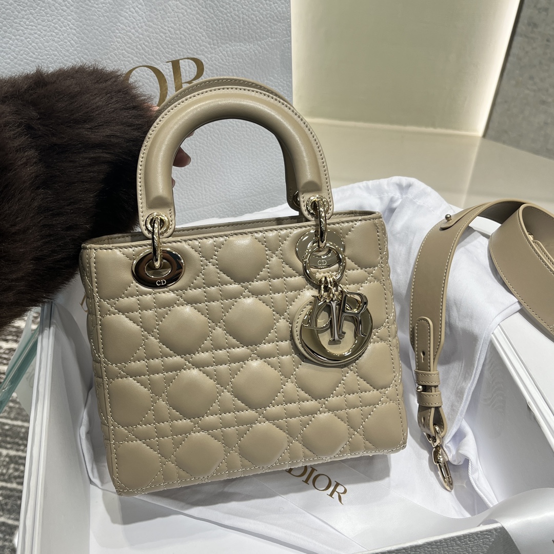 [𝗟𝗮𝗱𝘆 𝗗𝗿 Bolso Princesa Diana de cuatro celosías totalmente de acero] Color té con leche / letras de la correa pa…