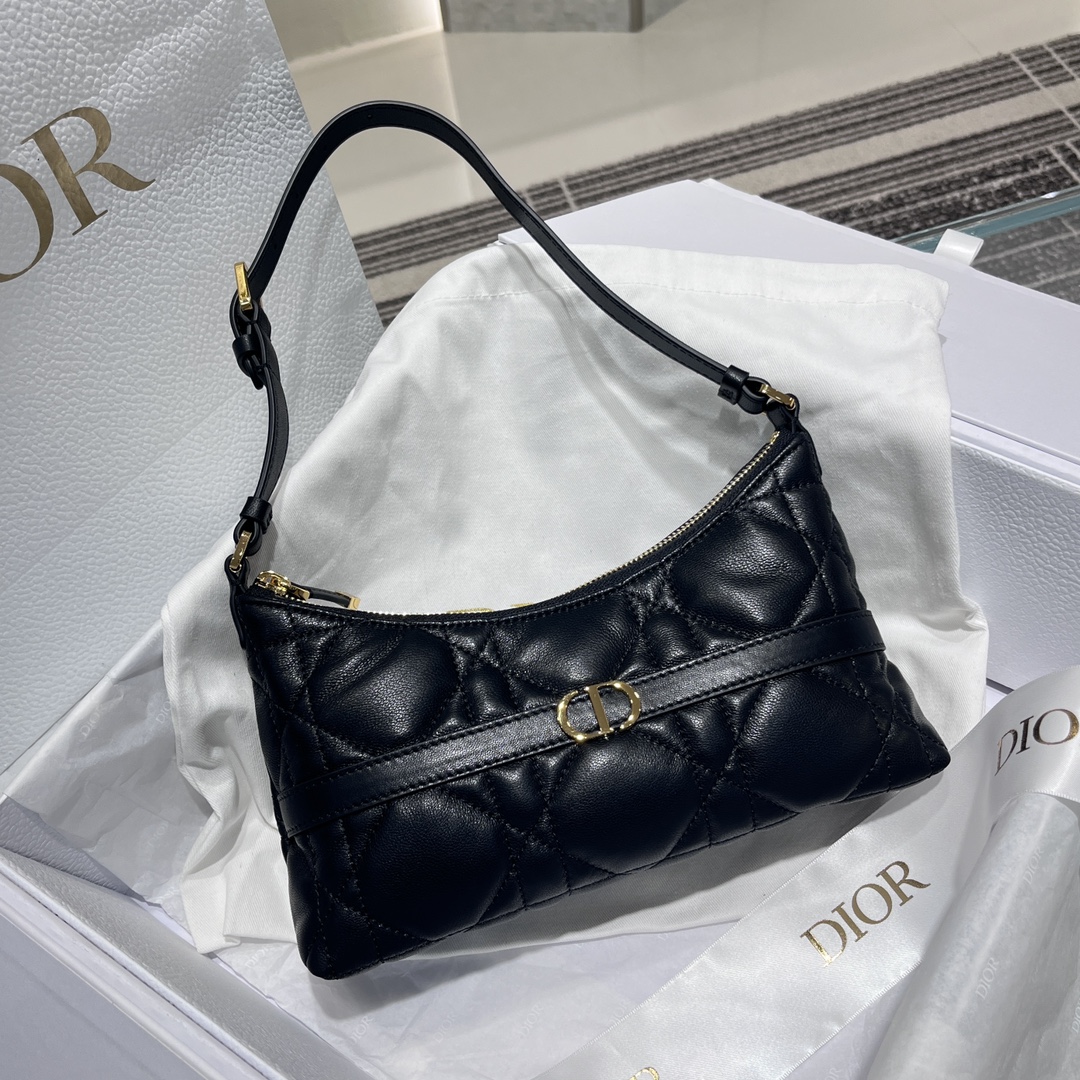 Bolso dumpling mini de un solo hombro confeccionado en original piel con estampado cannage extra grande. Muy amplio, re…