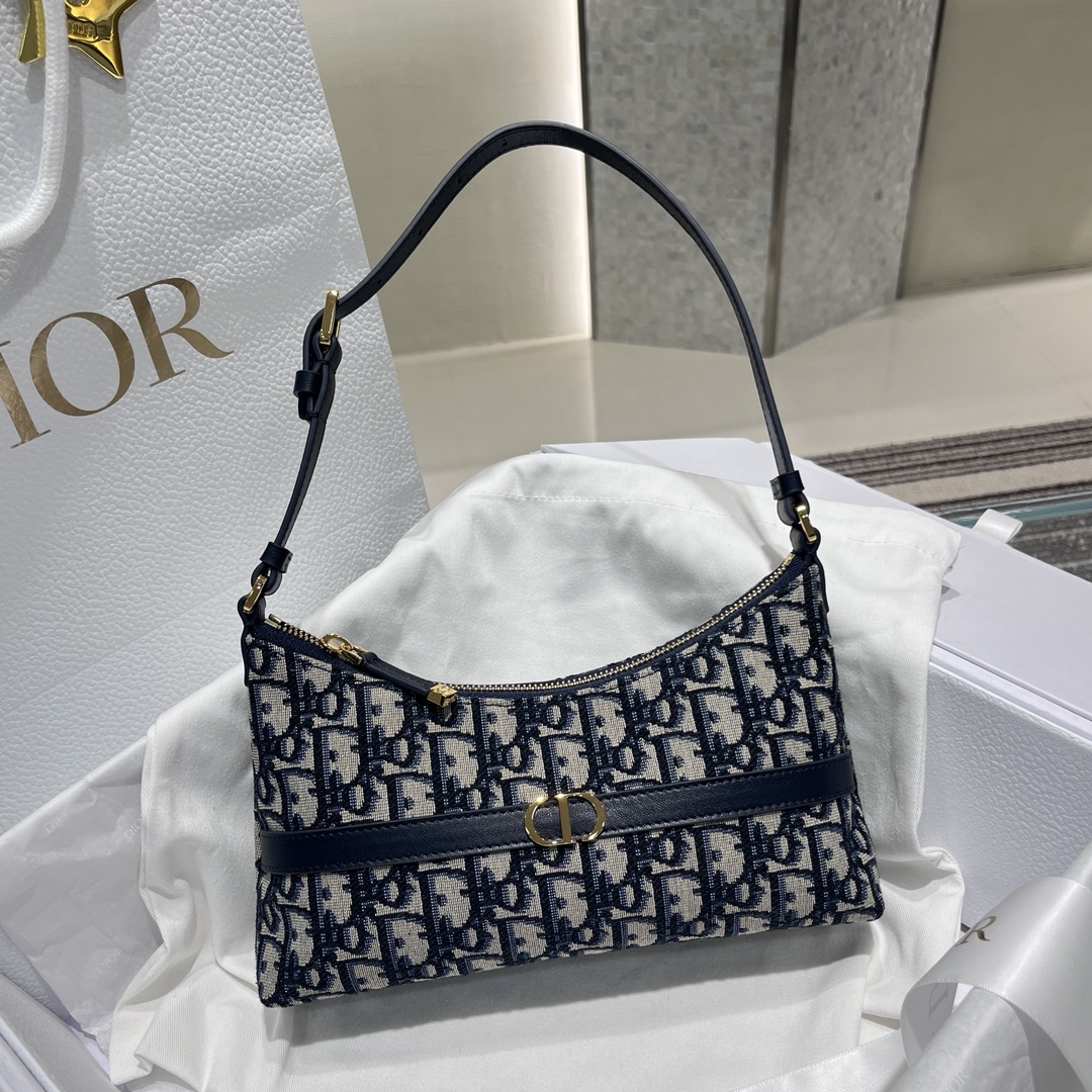 Mini bolso dumpling al hombro producido por Guangdi. Fabricada en piel original con estampado cannage extra grande. Muy…