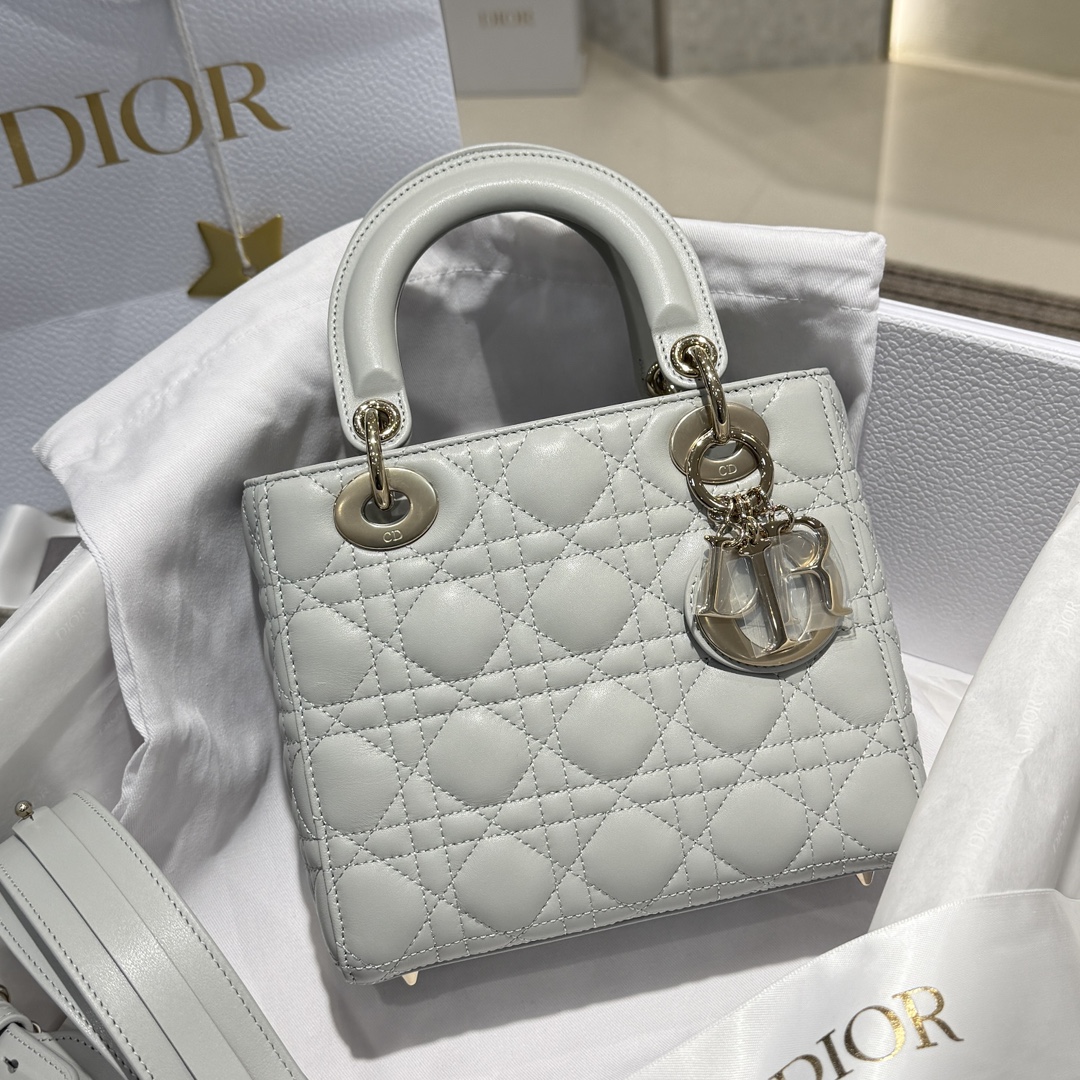[𝗟𝗮𝗱𝘆 𝗗𝗿 Bolso Princesa Diana de cuatro celosías totalmente de acero] Gris estrella / Letras en la correa para el…