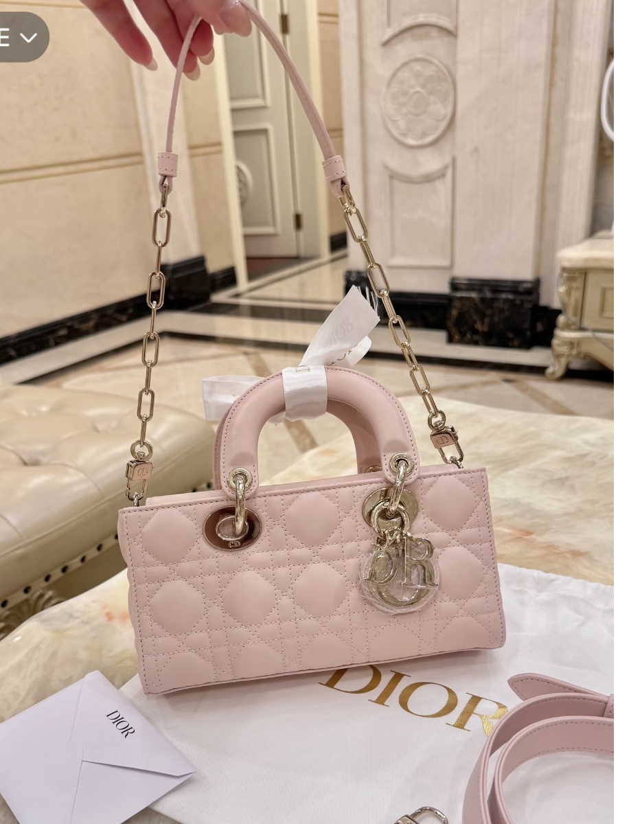 “El bolso es más delicado que la flor”