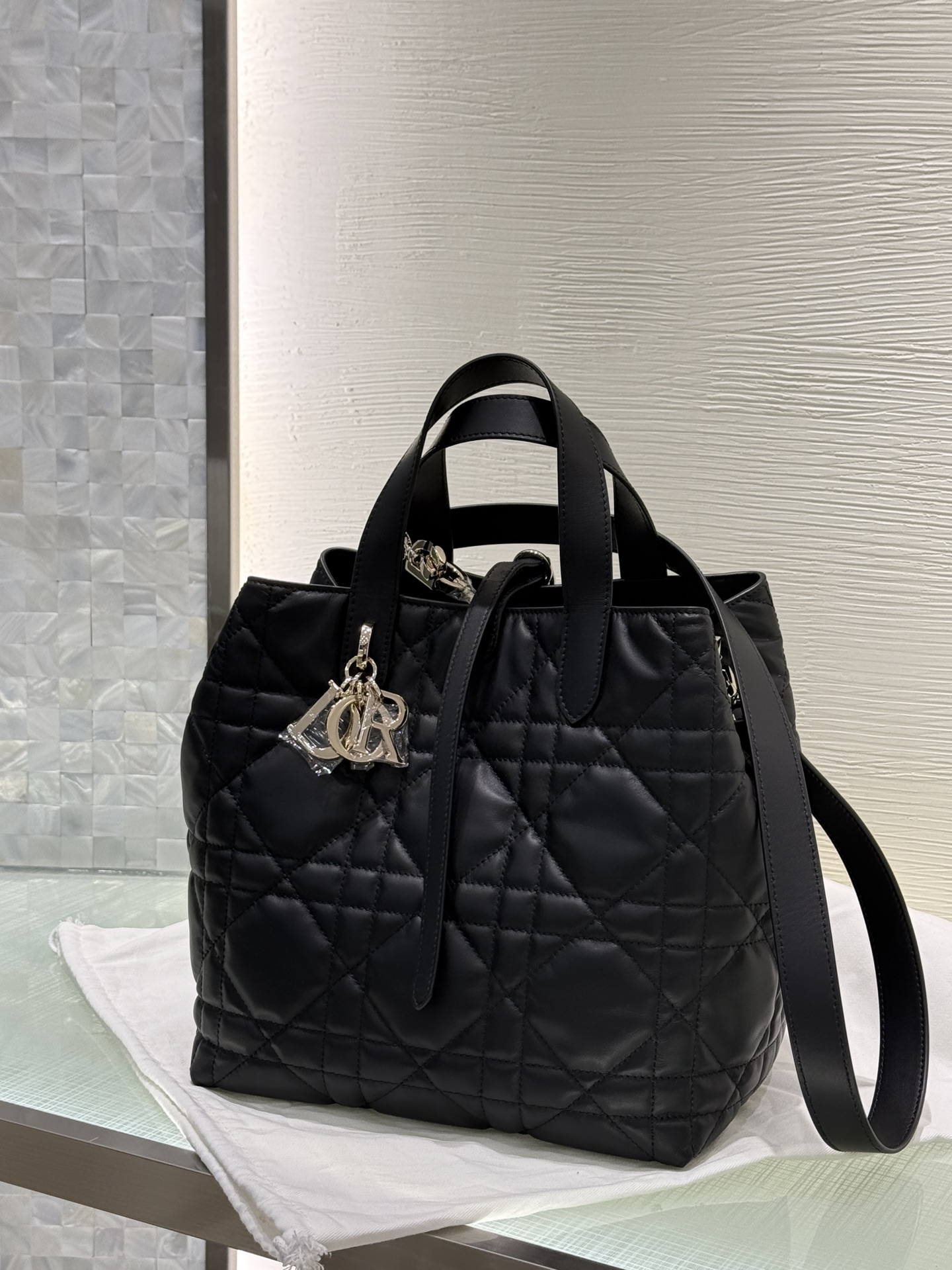 𝑫-𝑻𝒐𝒖𝒋𝒐𝒖𝒓𝒔 Tamaño mediano vertical Negro Producido por Guangdi ✨ Bolso indígena popular Patrón de cannage vert…