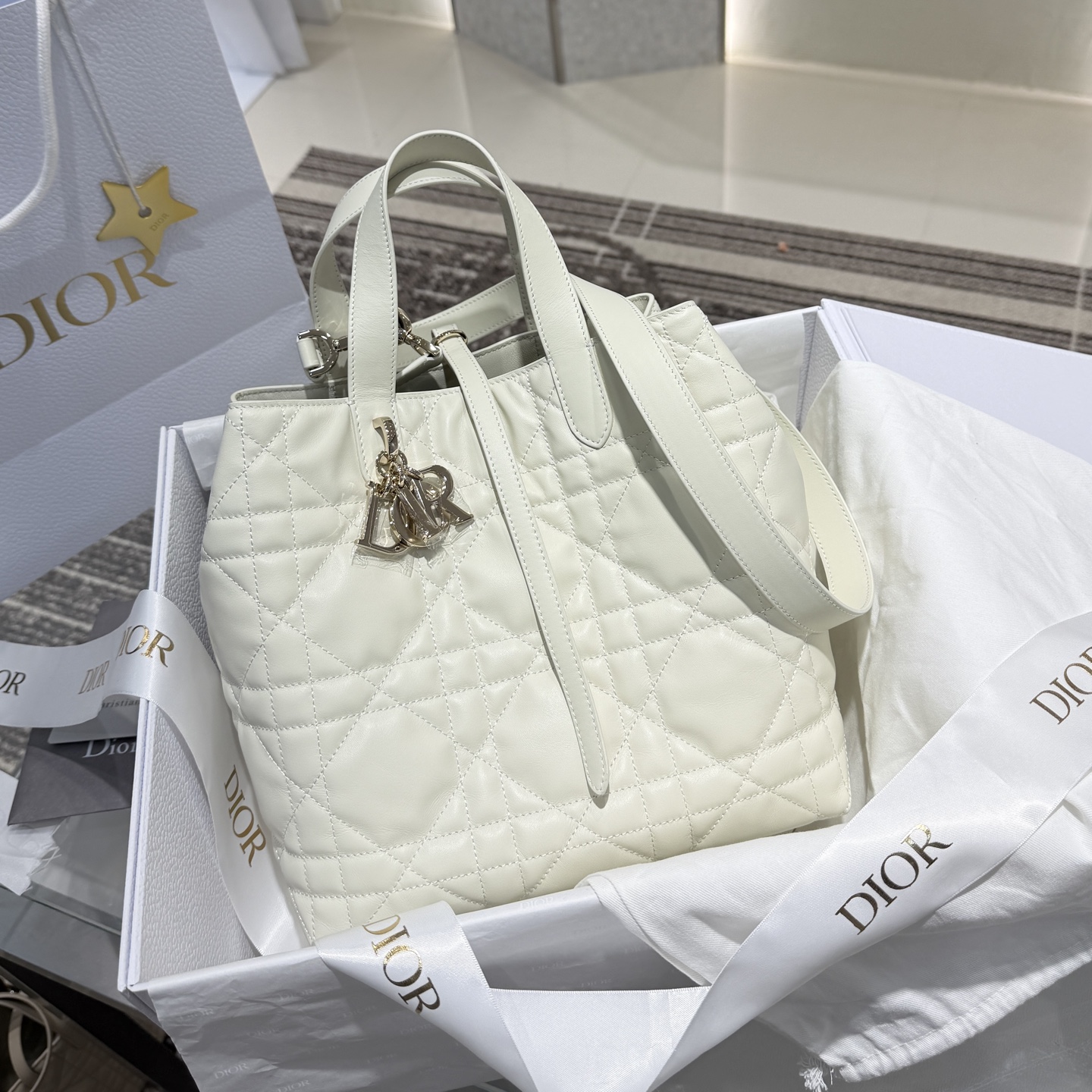 𝑫-𝑻𝒐𝒖𝒋𝒐𝒖𝒓𝒔 Tamaño mediano vertical Blanco Producido por Guangdi ✨ Bolso indígena popular Patrón de cannage ver…
