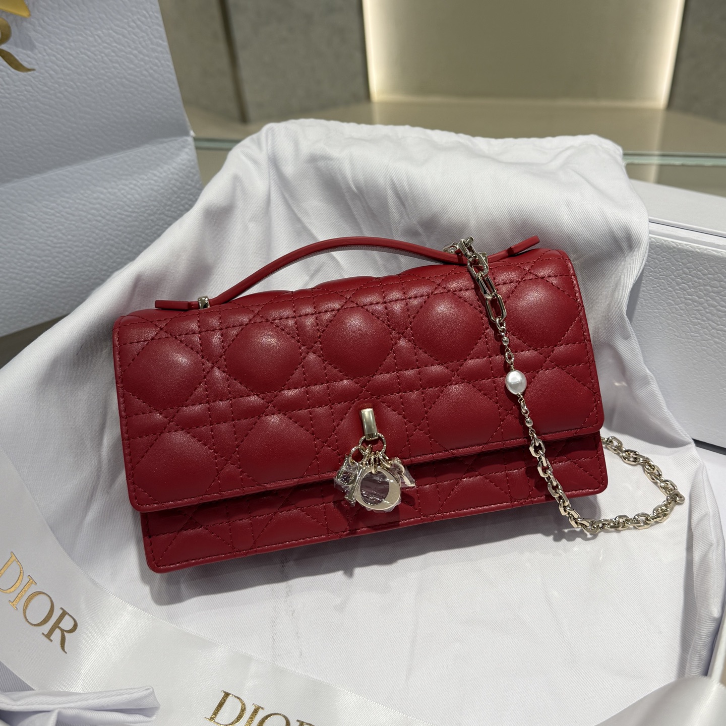 𝑴𝒊𝒔𝒔 𝑫𝒊𝒐𝒓 Mini cadena de perlas roja Producida por Guangdi (versión en chip) Belleza delicada Piel de cordero i…