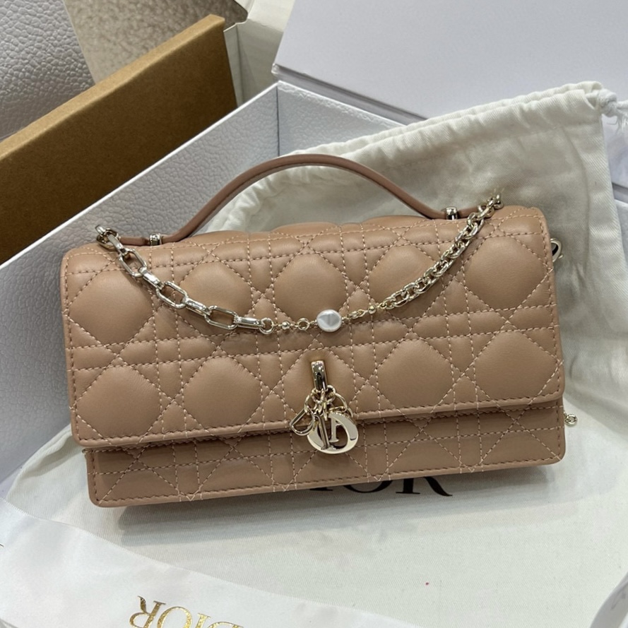𝑴𝒊𝒔𝒔 𝑫𝒊𝒐𝒓 Mini cadena de perlas Rosa Belleza delicada Piel de cordero importada exclusivamente 🐑 Cadena de per…
