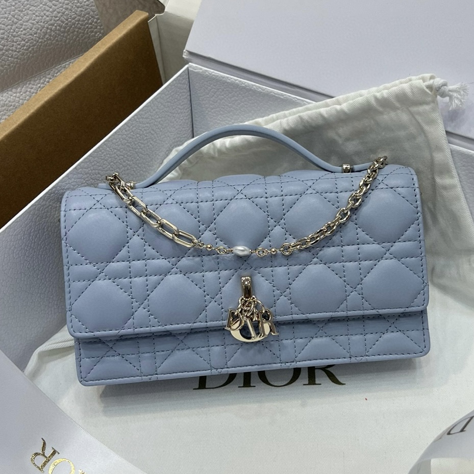𝑴𝒊𝒔𝒔 𝑫𝒊𝒐𝒓 Mini cadena de perlas Azul claro Belleza delicada Piel de cordero importada exclusivamente Hardware d…