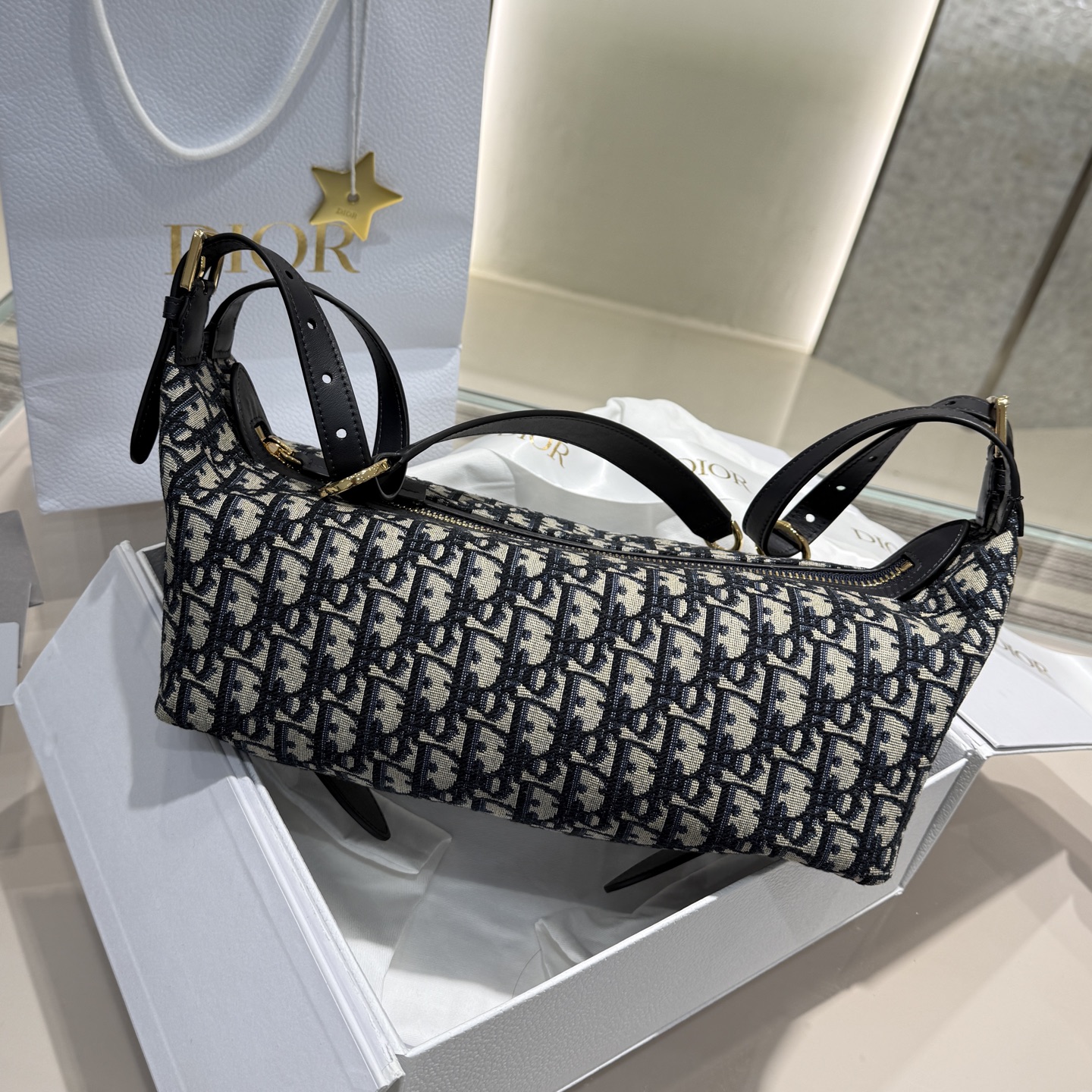 𝑫-𝑱𝒐𝒖𝒓𝒏𝒆𝒚 Tamaño mediano Producido por Guangdi ✨Mismo estilo para hombres y mujeres ¡Hobo súper suelto! Dos mat…