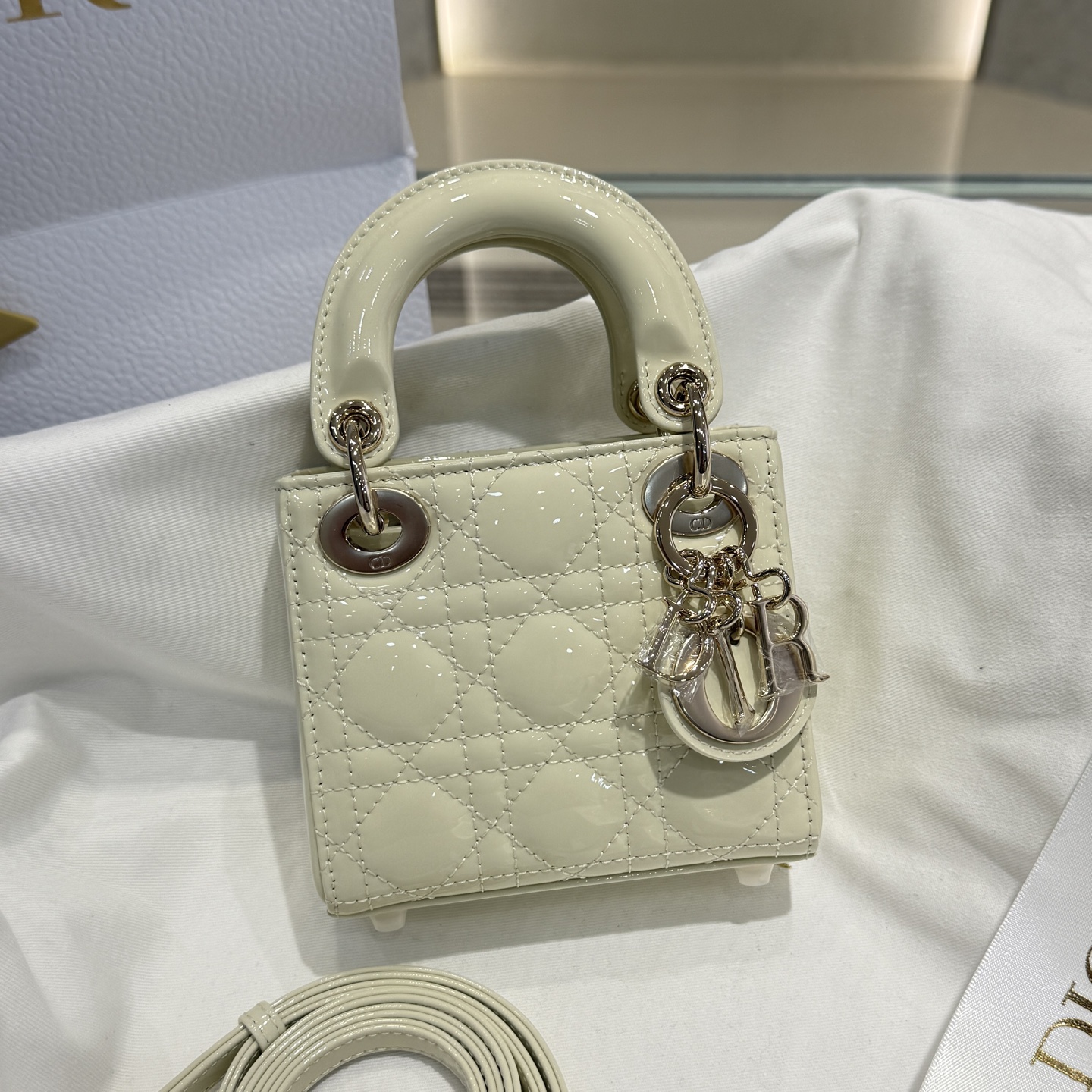 Súper mini 𝗟𝗮𝗱𝘆 Charol blanco lechoso Un bolso pequeño que no es demasiado inútil Llaves/pañuelos/lápiz labial/polv…