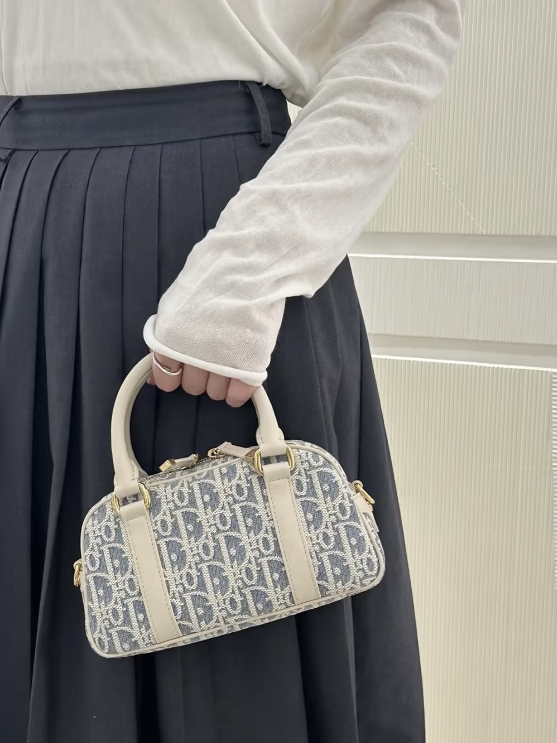 Es difícil no amar este pequeño bolso que nunca pasará de moda y combinará con cualquier estilo.