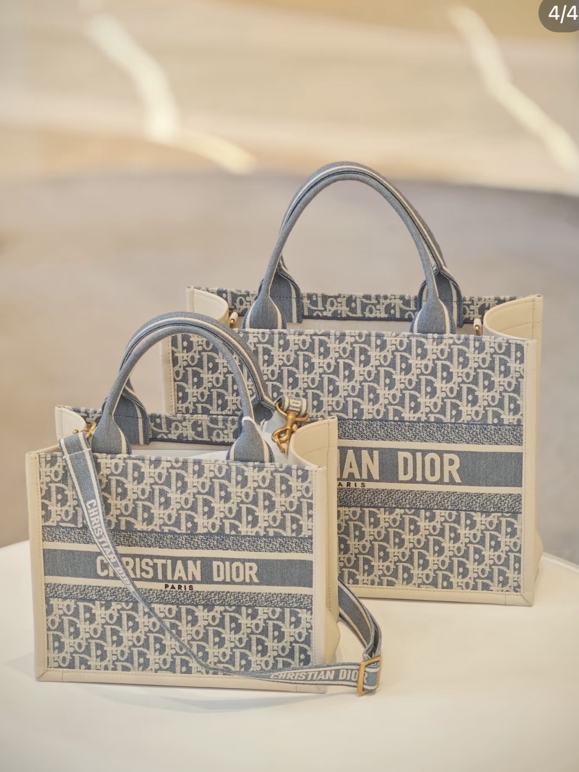 Tote clásico, paja de rafia y galletas ligeras. El color cuero no está disponible en el mercado. Combinación de colores…