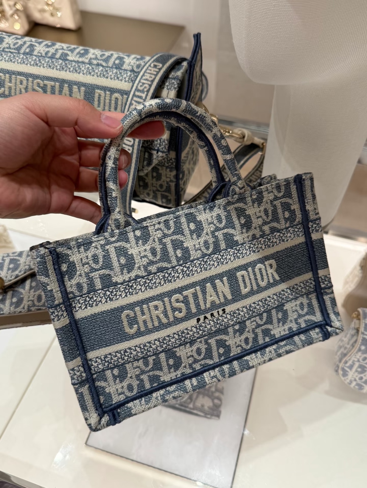Combinación azul y blanca sin esfuerzo, bordado de alta densidad, máquina importada, consistente con la versión original
