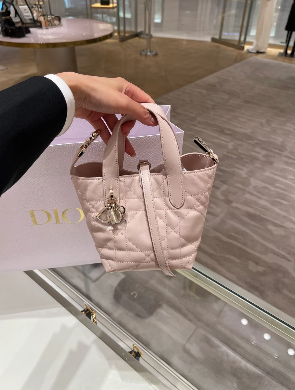 Negro, blanco, beige y rosa. Comenzará el primer lote de pedidos. 10% de descuento en pedidos. Saldrá en aproximadament…