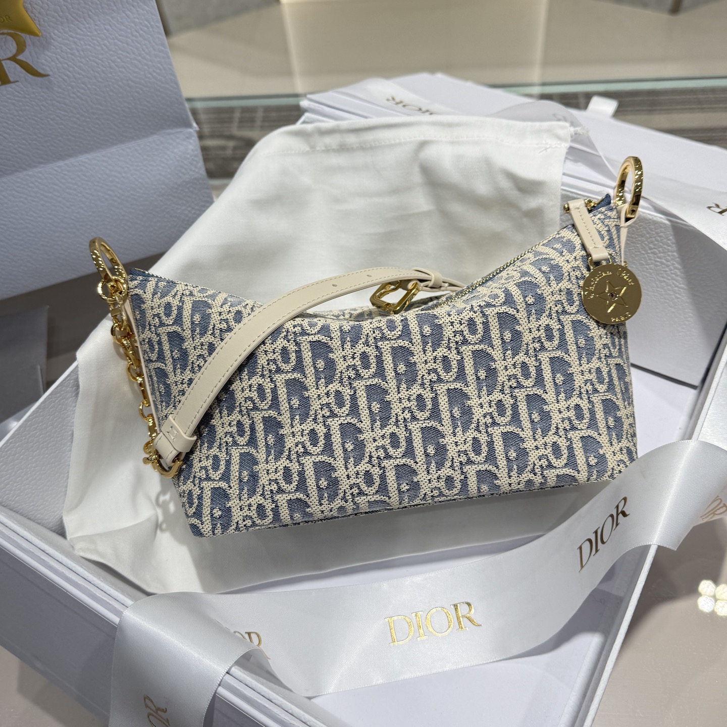 𝑯𝒐𝒃𝒐 Bolso de axila Lucky Star a cuadros de rafia azul y blanco [Serie Vainilla] Una sensación refrescante, el arom…