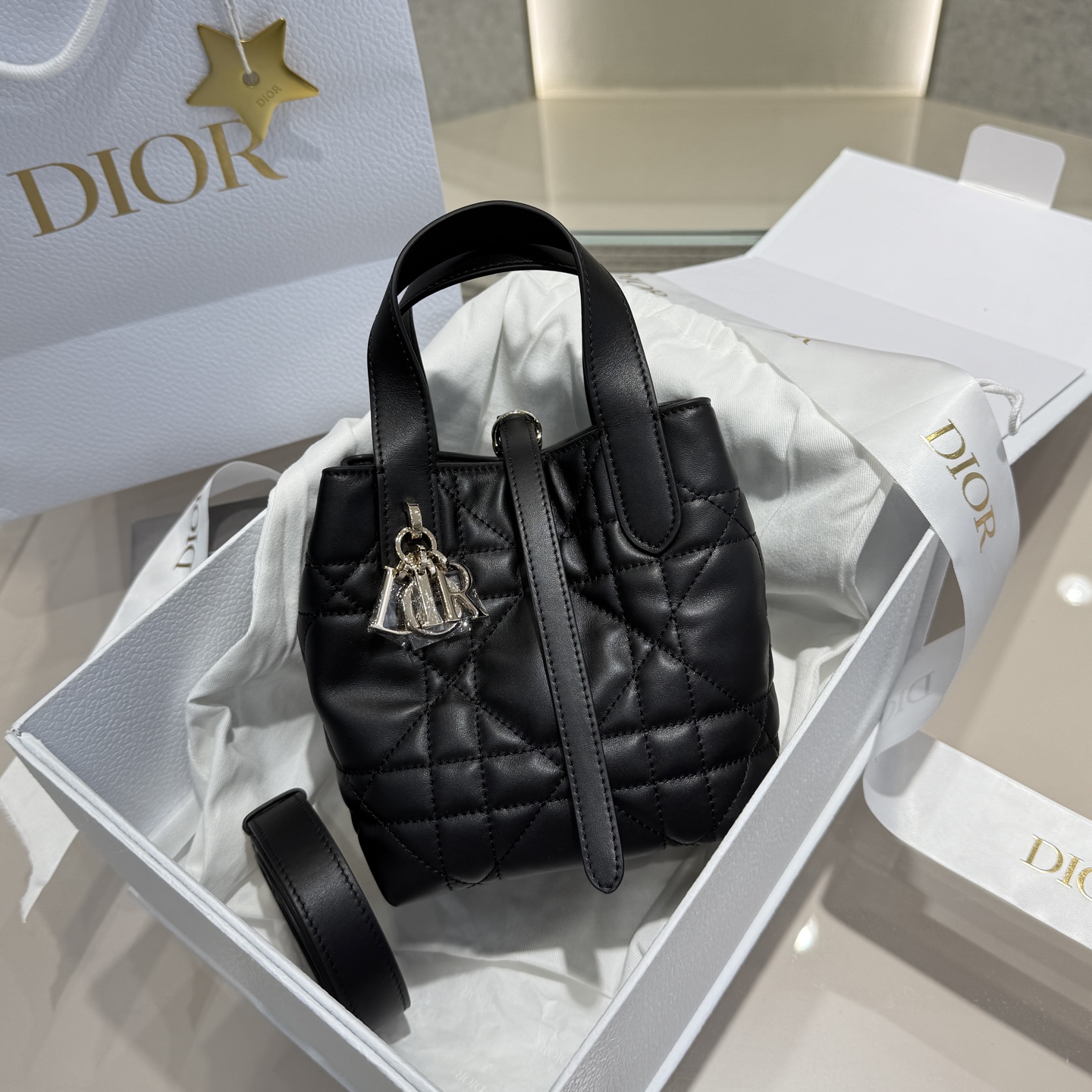 𝑫-𝑻𝒐𝒖𝒋𝒐𝒖𝒓𝒔 Mini negro vertical ✨Bolso indígena de estilo atractivo Patrón de cannage vertical + correa para el…