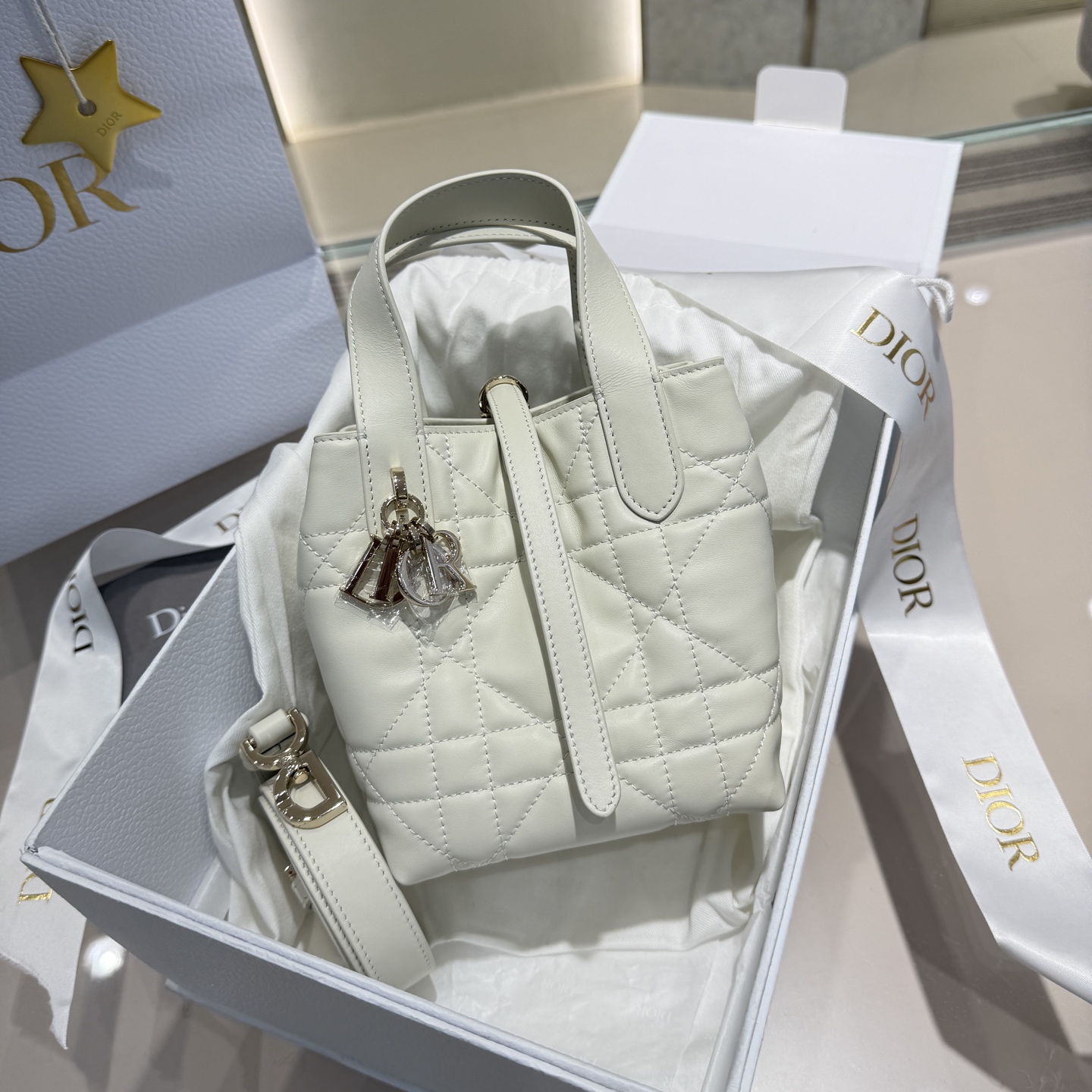 𝑫-𝑻𝒐𝒖𝒋𝒐𝒖𝒓𝒔 Mini vertical blanco Producido por Guangdi ✨ Bolso indígena popular Patrón de cannage vertical + co…