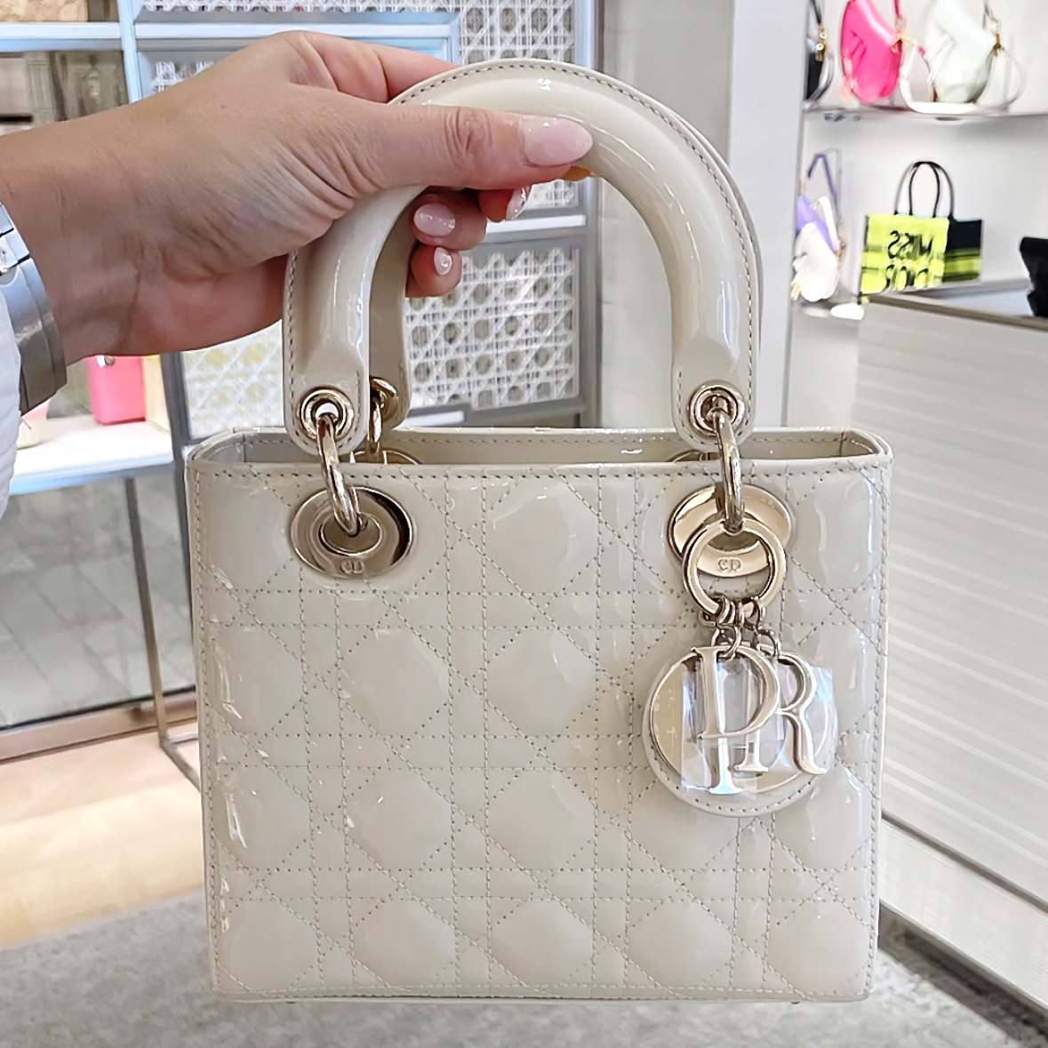 𝑳𝒂𝒅𝒚 Pequeño Charol Blanco