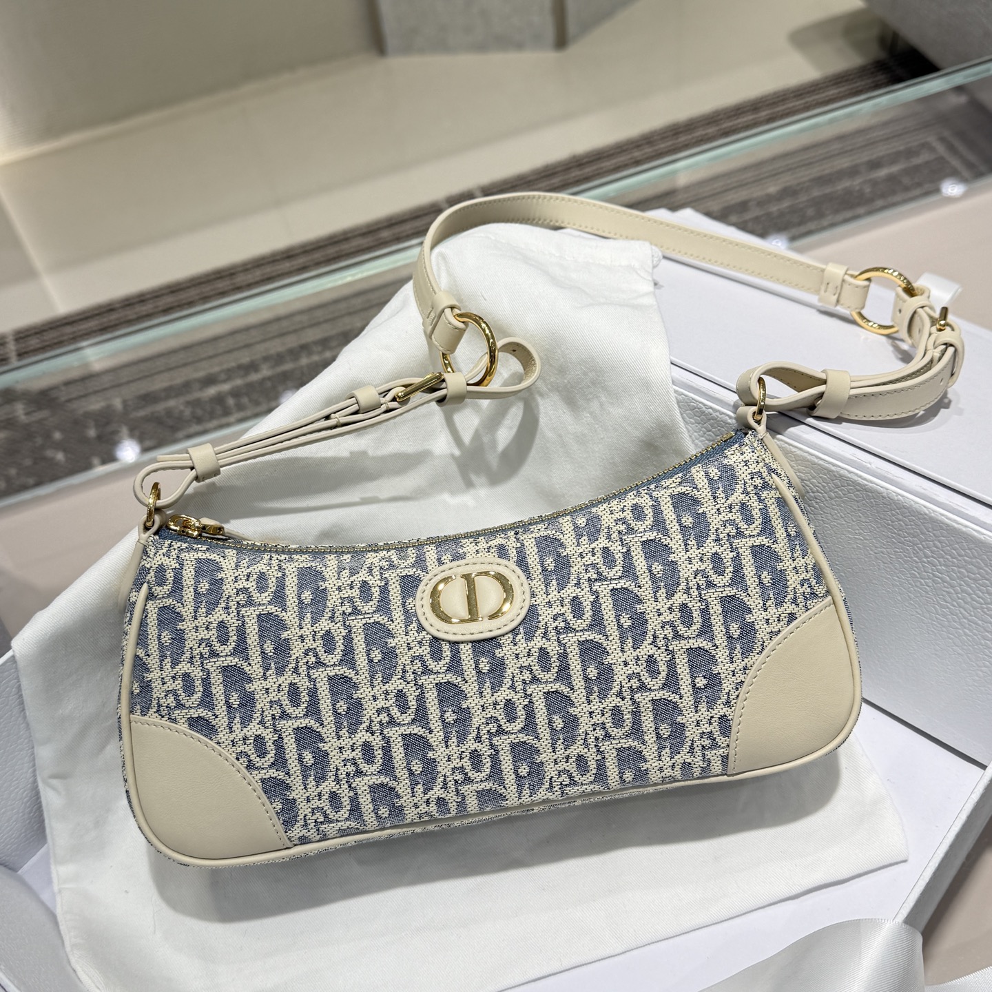 𝑾𝒂𝒏𝒅𝒆𝒓𝒍𝒖𝒔𝒕 Bolso para axilas Rafia Producido por Guangdi [Serie Vainilla] Una sensación refrescante, el aroma…