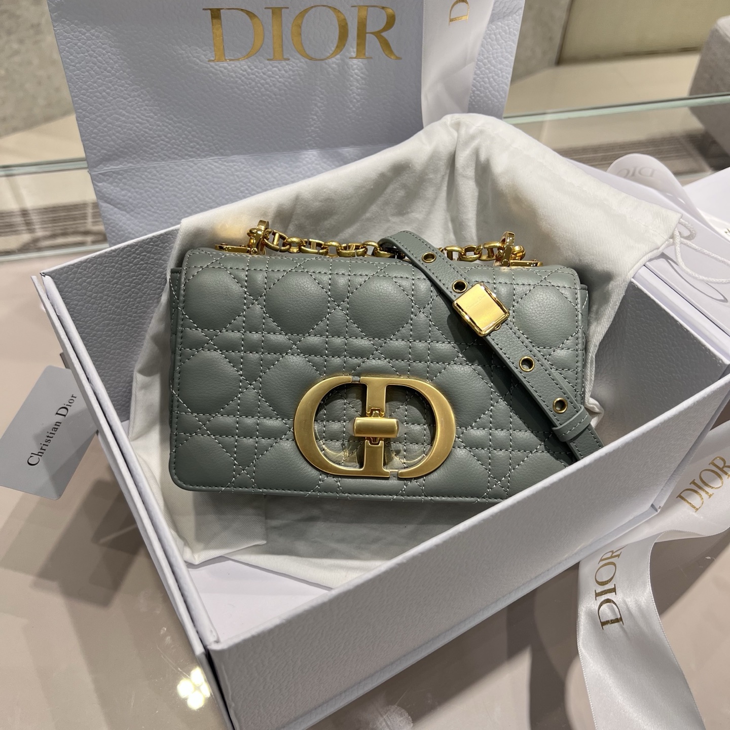 Clásico 𝑪𝒂𝒓𝒐 Tamaño pequeño Producido por Guangdi Rock Grey Nueva generación de forma de bolso atemporal ♾️ Costura…