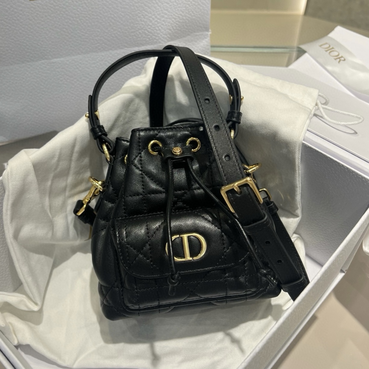 𝑪𝒂𝒓𝒐 Mini bolso tipo cubo negro Producido por Guangdi Cuero original de piel de cordero para pañales ➕ Herrajes de …