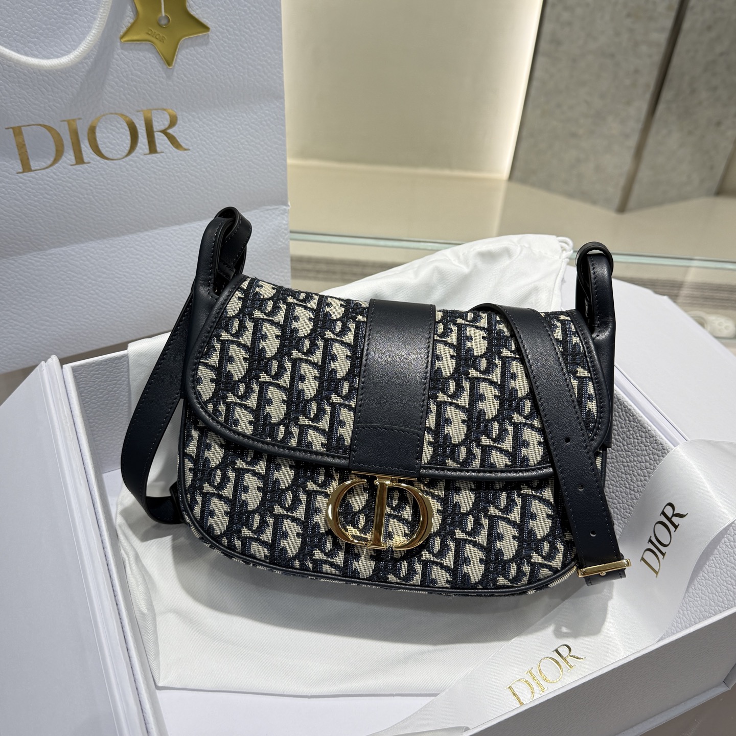 30 𝑴𝒐𝒏𝒕𝒂𝒊𝒈𝒏𝒆 Bolso universitario mediano Nuevo para otoño e invierno Mejora el estilo con elegancia Silueta su…