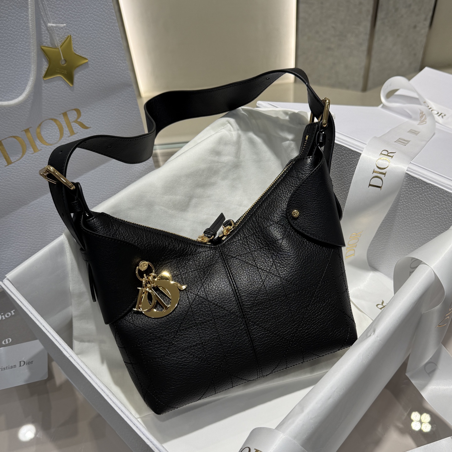 Tamaño pequeño 𝑽𝒐𝒚𝒂𝒈𝒆 Bolso para las axilas Patrón granulado Producido por Guangdi La forma en "V" favorita de la…