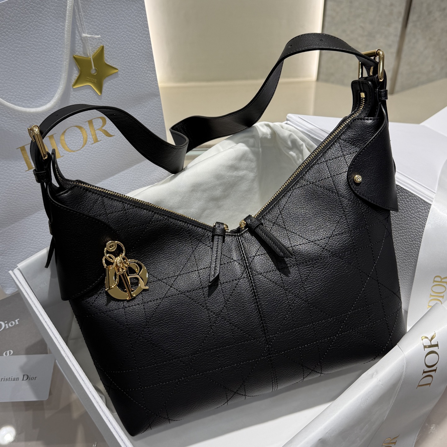Tamaño mediano 𝑽𝒐𝒚𝒂𝒈𝒆 Bolso para las axilas Patrón granulado Producido por Guangdi La forma en "V" favorita de la…