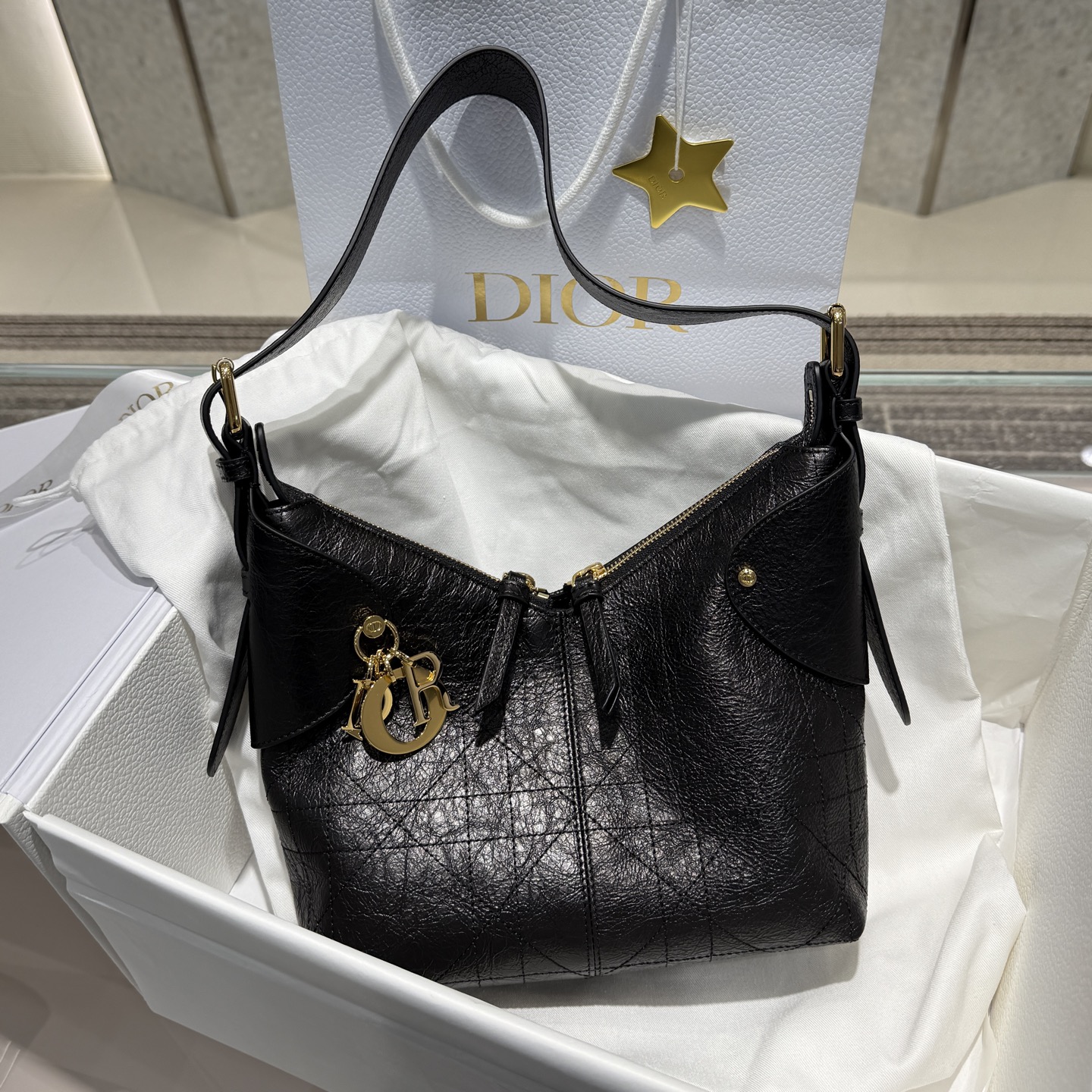 Tamaño pequeño 𝑽𝒐𝒚𝒂𝒈𝒆 Bolso para las axilas Plisado y arrugado Producido por Dijia La forma en "V" favorita de la…