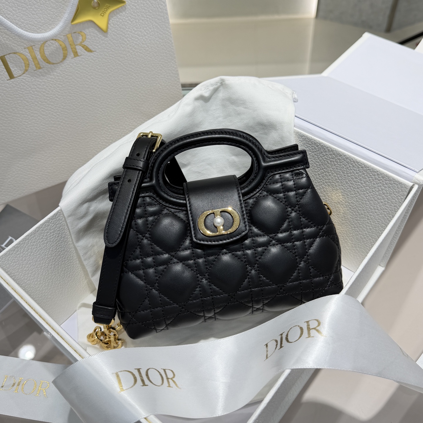 𝑱𝒐𝒍𝒊𝒆 Bolso con cadena de perlas negro🖤 Dijia Guangdi lleva elementos dulces y es el más encantador. Hija de verd…